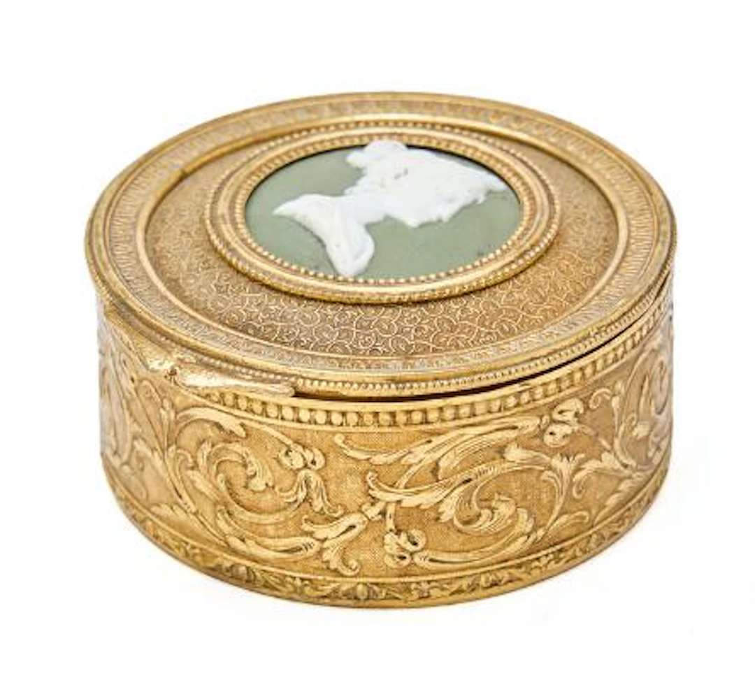 An English Regency style gilt metal jewellery box. C. 1900. H. 4 cm.