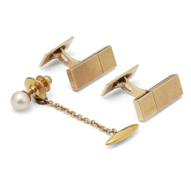 Axel Holm: A pair of cufflinks of 14k gold. And a tie pin of gold