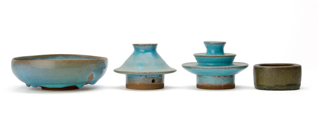 Christian Poulsen: Two loose stoneware lids and two small bowls. Decorated