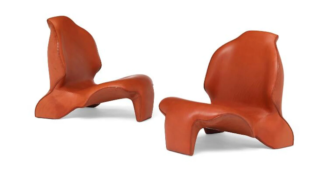 Jørn Utzon: A pair of rare easy chairs. Upholstered with brown leather.