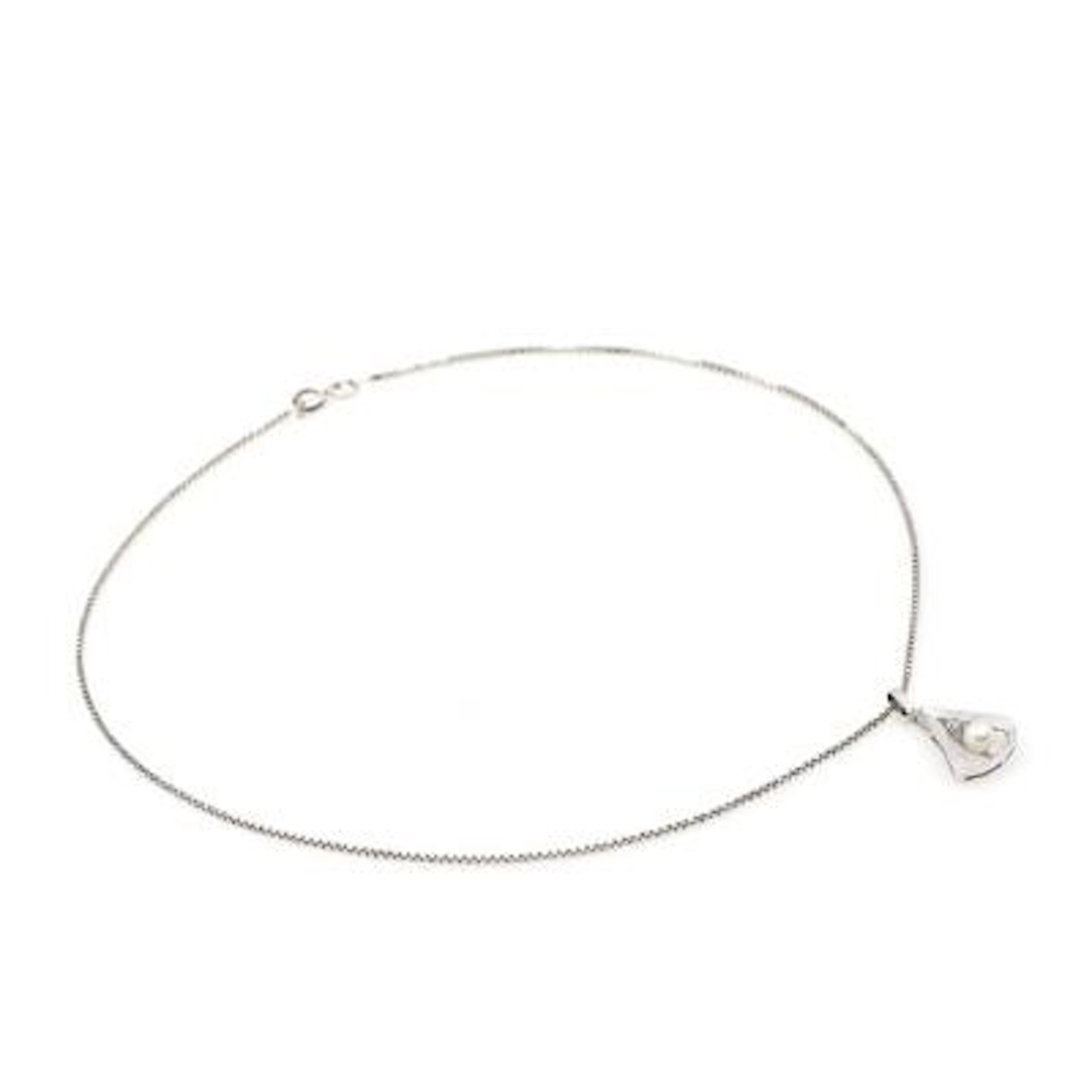 A pearl- and diamond pendant set with pearl and diamond, mounted in