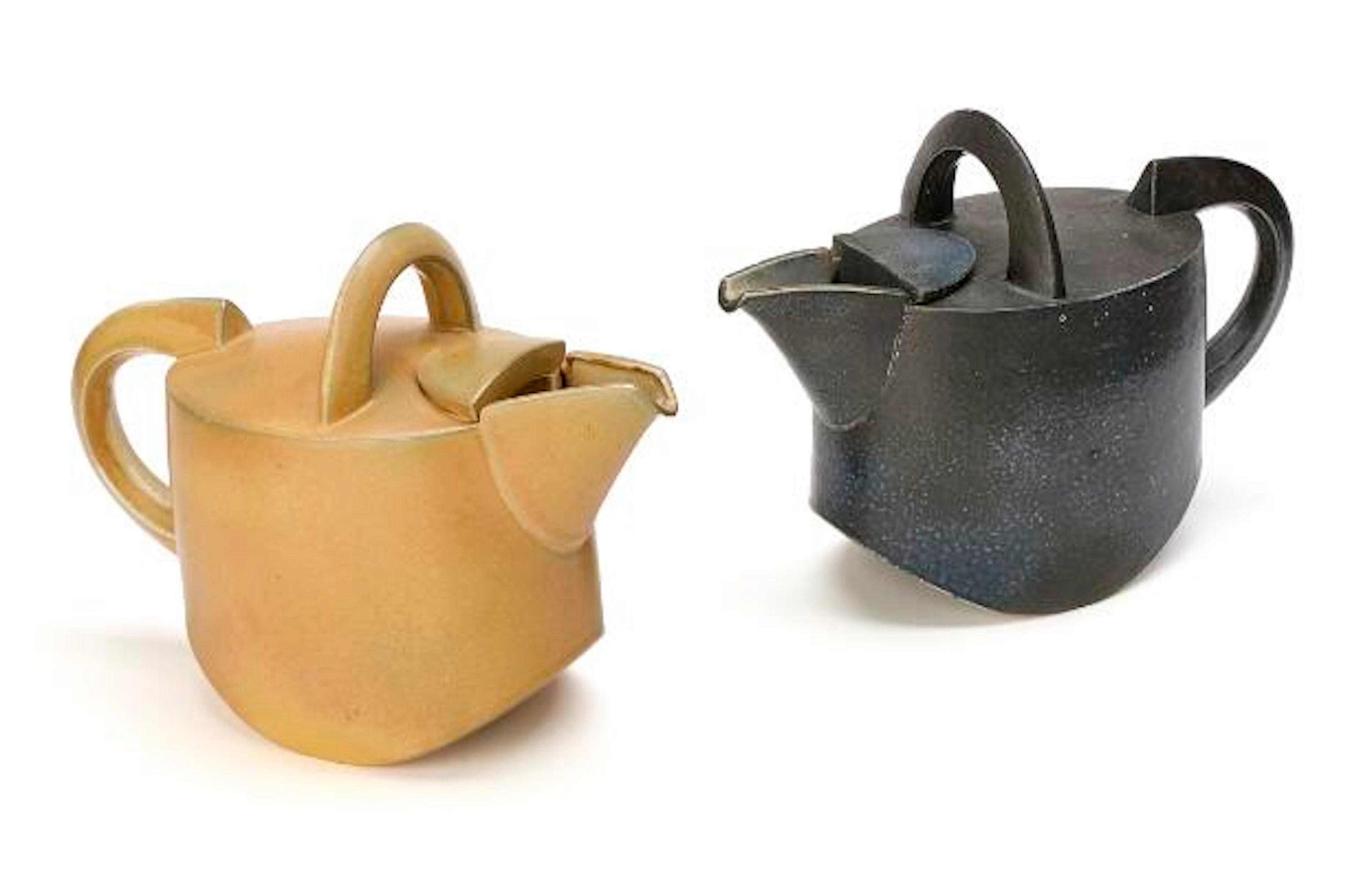 Bente Hansen: Two sculptural stoneware teapots. Unique pieces. (2)