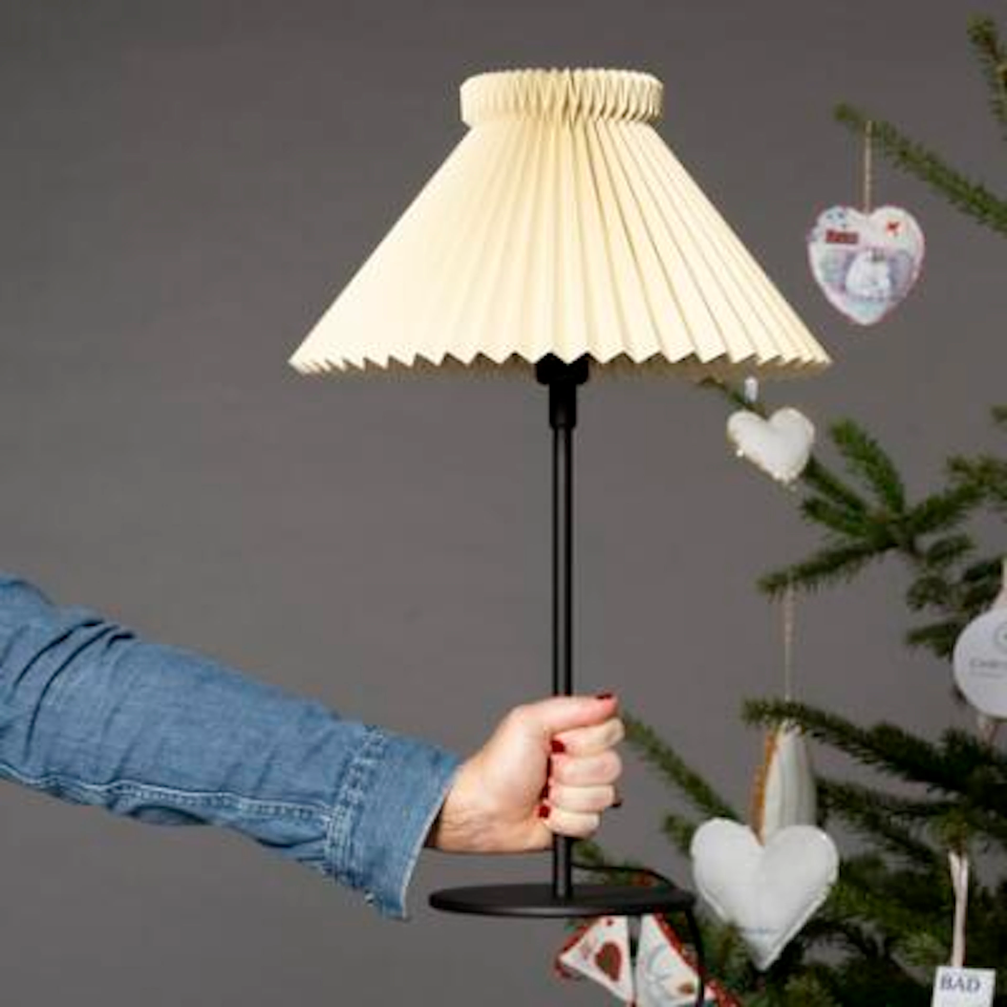 Le Klint 334T-bordlampe for Ungdommens Røde Kors. – Bruun Rasmussen Auctioneers