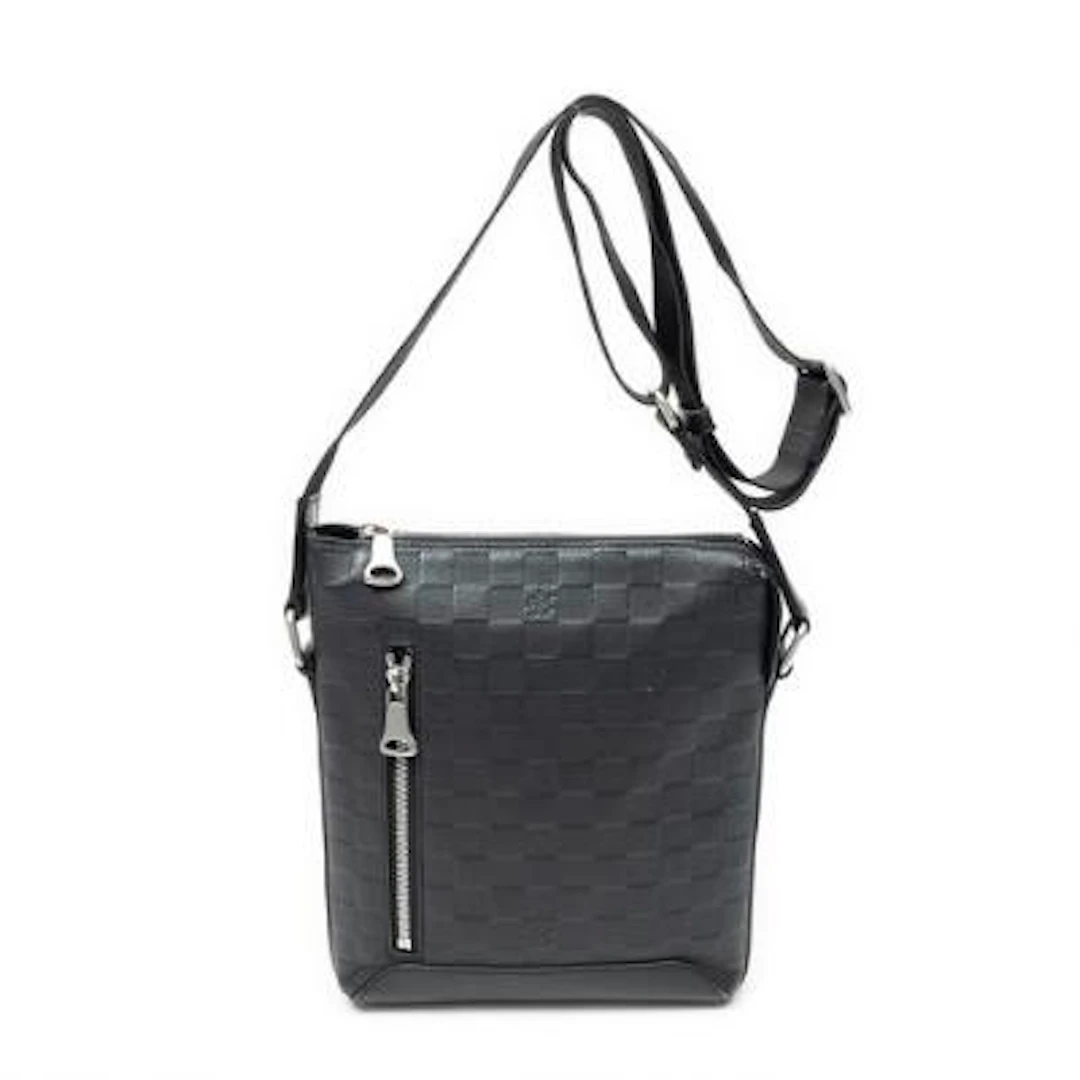 Louis Vuitton: A "Discovery Messenger" bag in black Damier Infini-leather