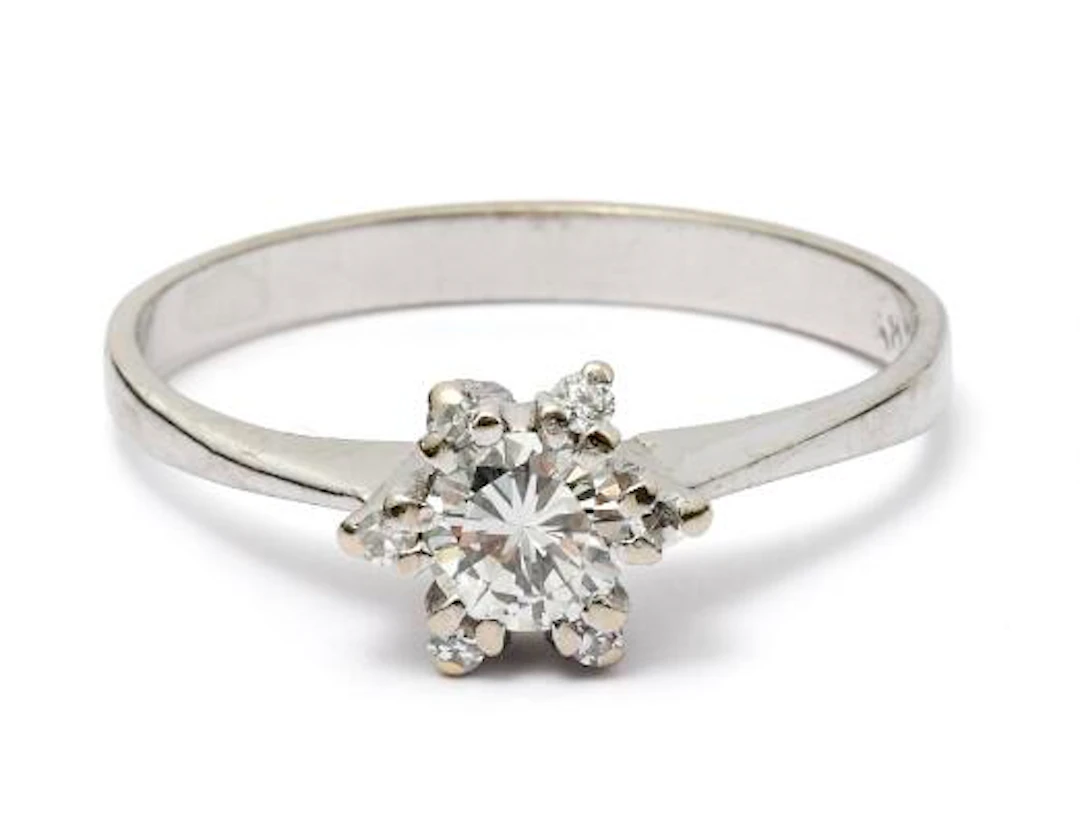 A diamond ring set with a brilliant-cut diamond weighing of app. 0.22
