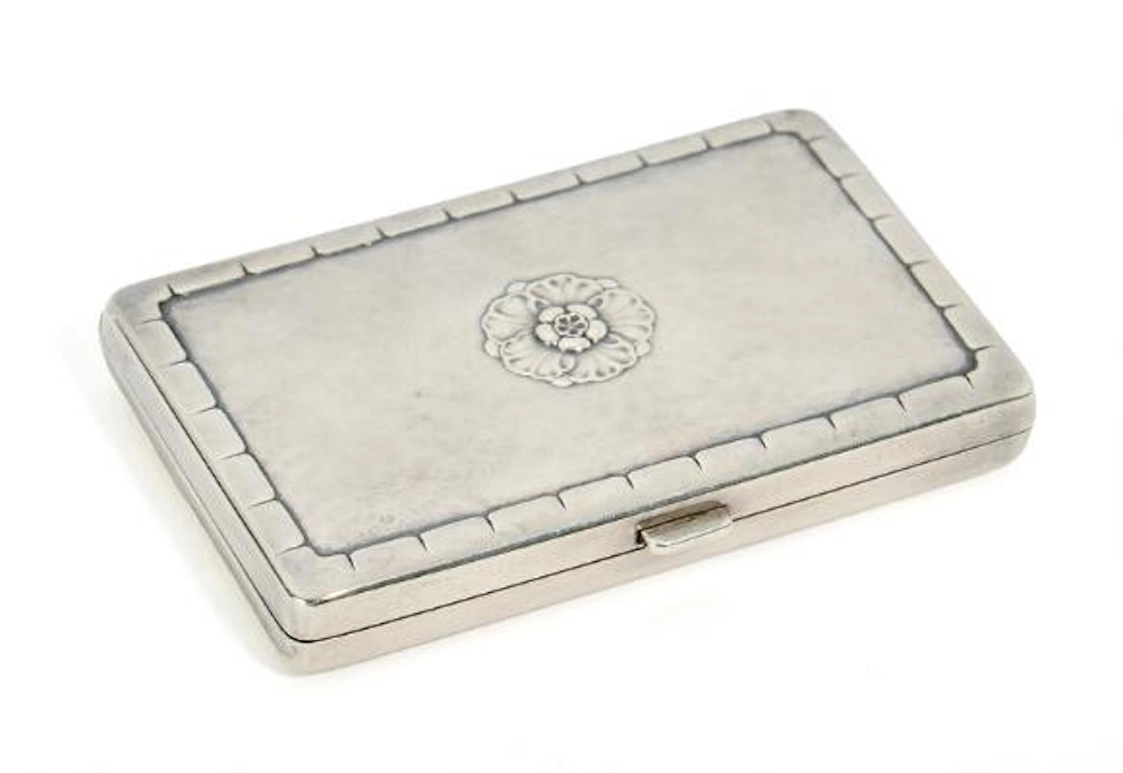 Georg Jensen: Sterling silver case with hammered surface with flowers.