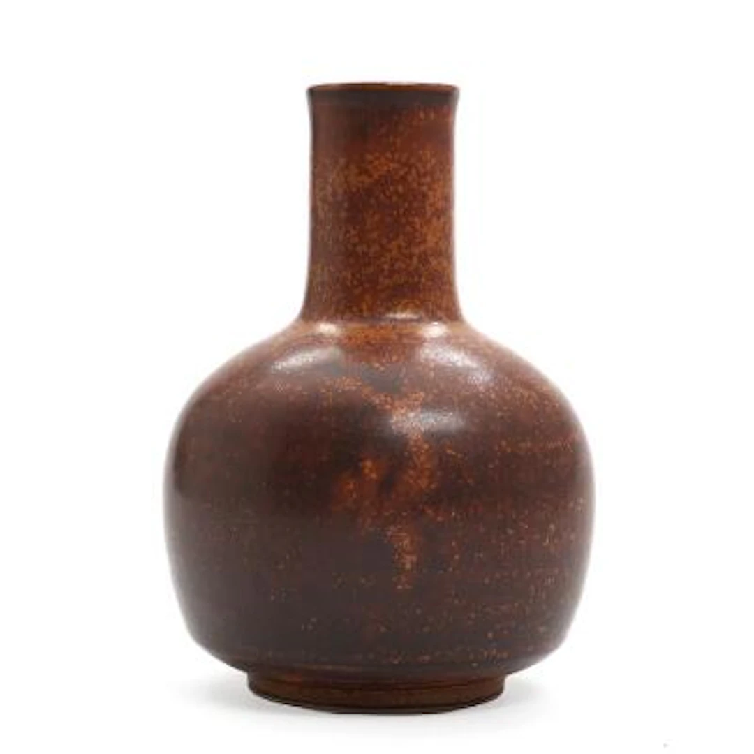Eva Stæhr-Nielsen: A stoneware vase with narrow neck, decorated with