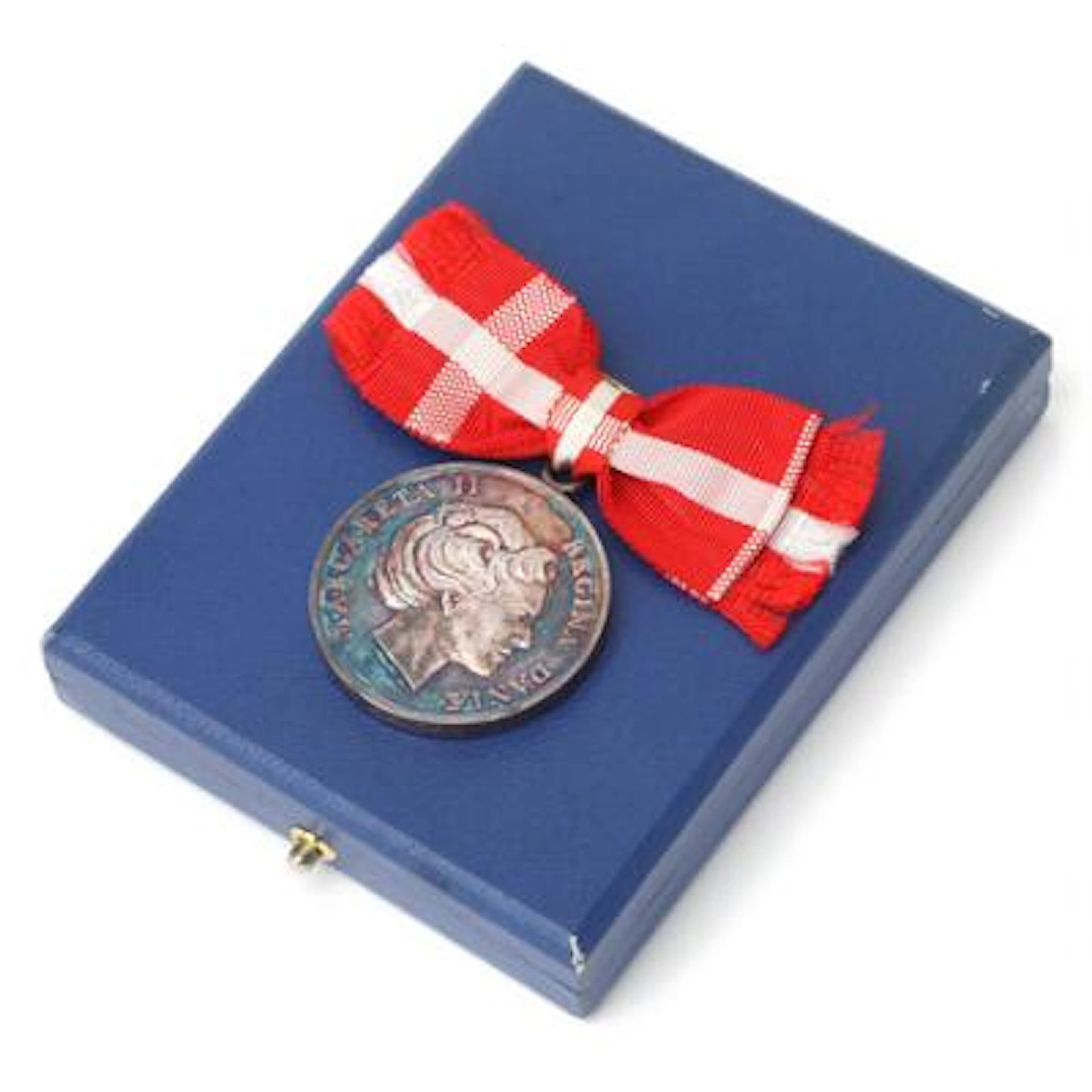 Margrethe II, Medal of Merit, Ag, LS 2–073, in ladies' bow, awarded