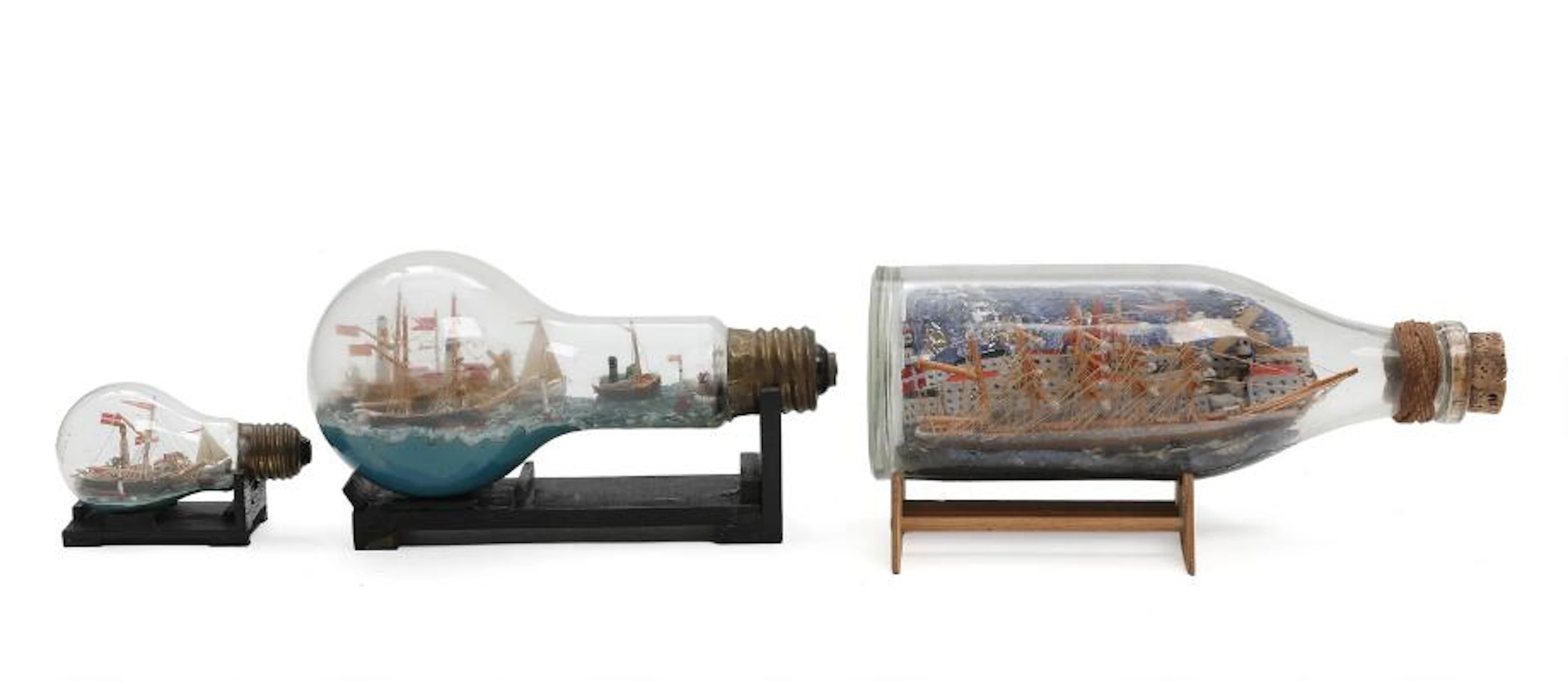 Three ships in a bottle. 20th century. L. 11-27 cm. (3) – Bruun Rasmussen