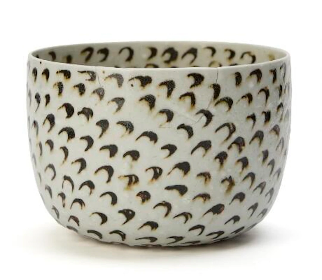 Gertrud Vasegaard: A small stoneware bowl. The outside decorated with
