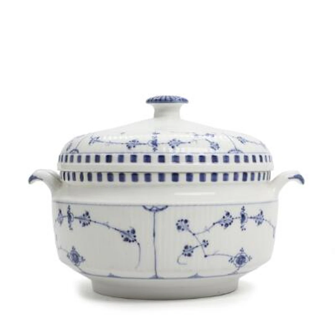 "Blue Fluted". Round porcelain tureen. Royal Porcelain Factory, 19th