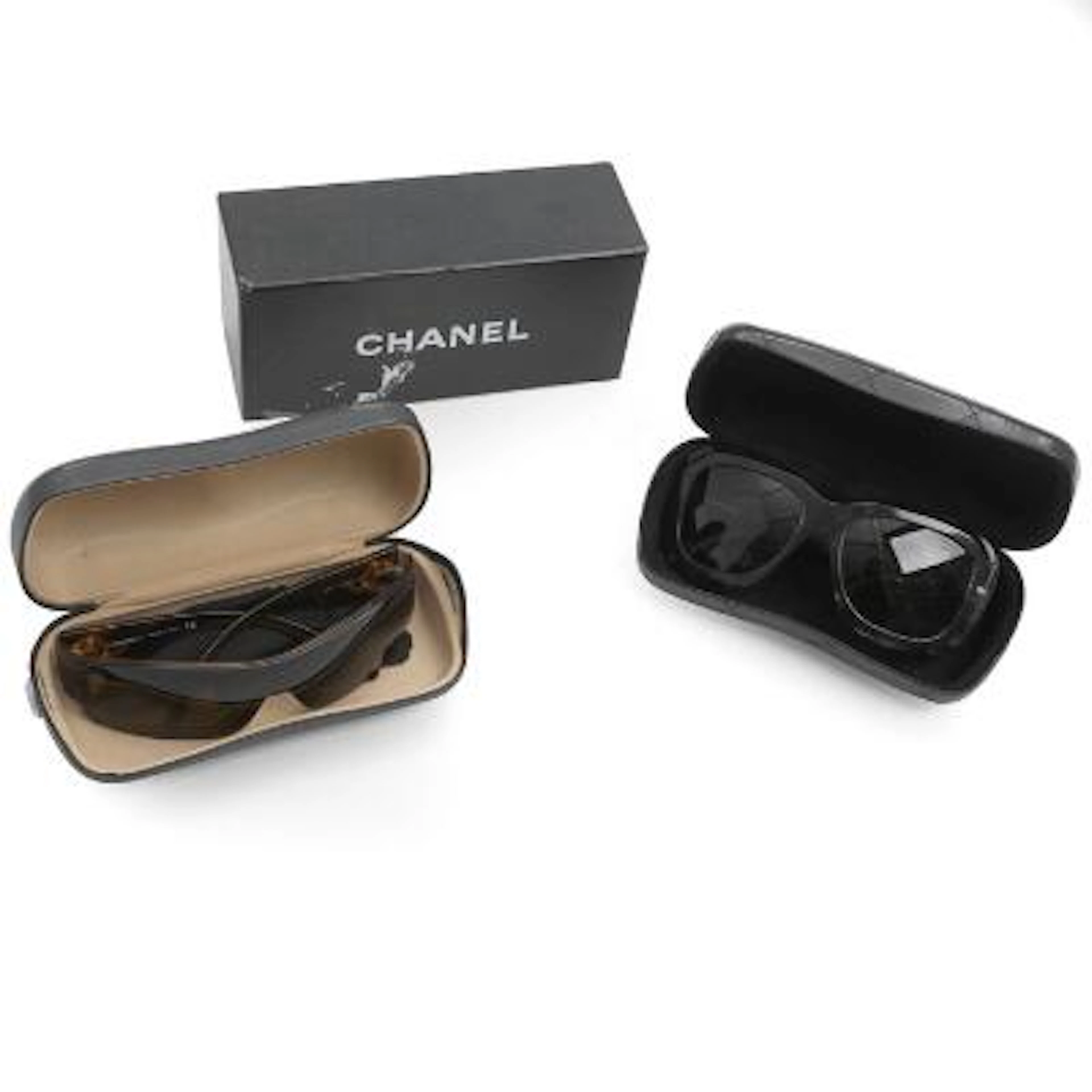 Chanel: Two pairs of acetate sunglasses with CC logo. (2) – Bruun