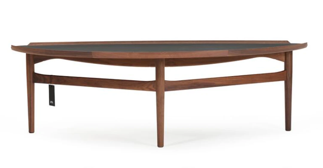Finn Juhl: "Cocktailbord". A walnut coffee table with black laminate