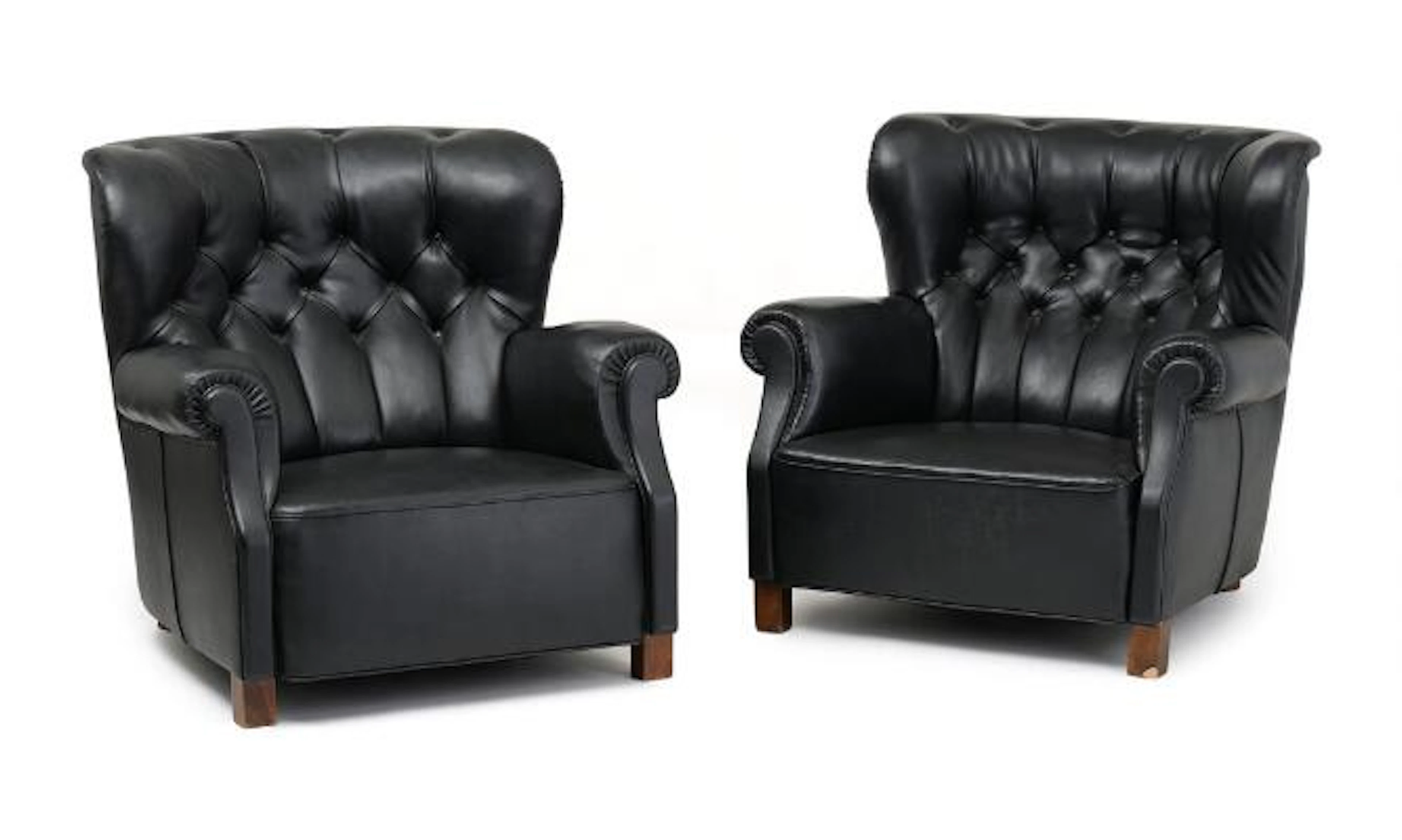 Fritz Hansen: A pair of easy chairs with stained beech legs. Upholstered