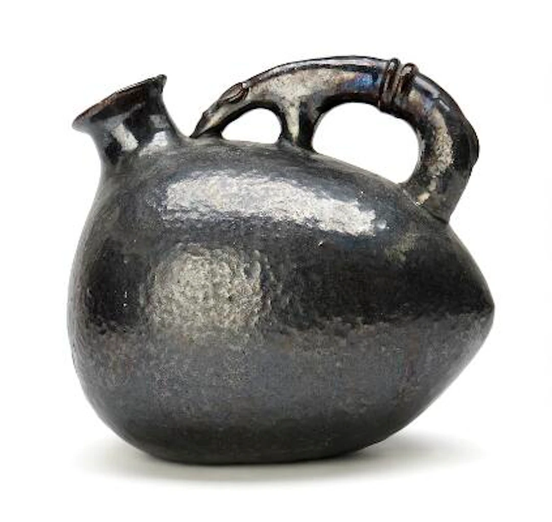 Gertrud Vasegaard, Lisbeth Munch-Petersen: An earthenware pitcher