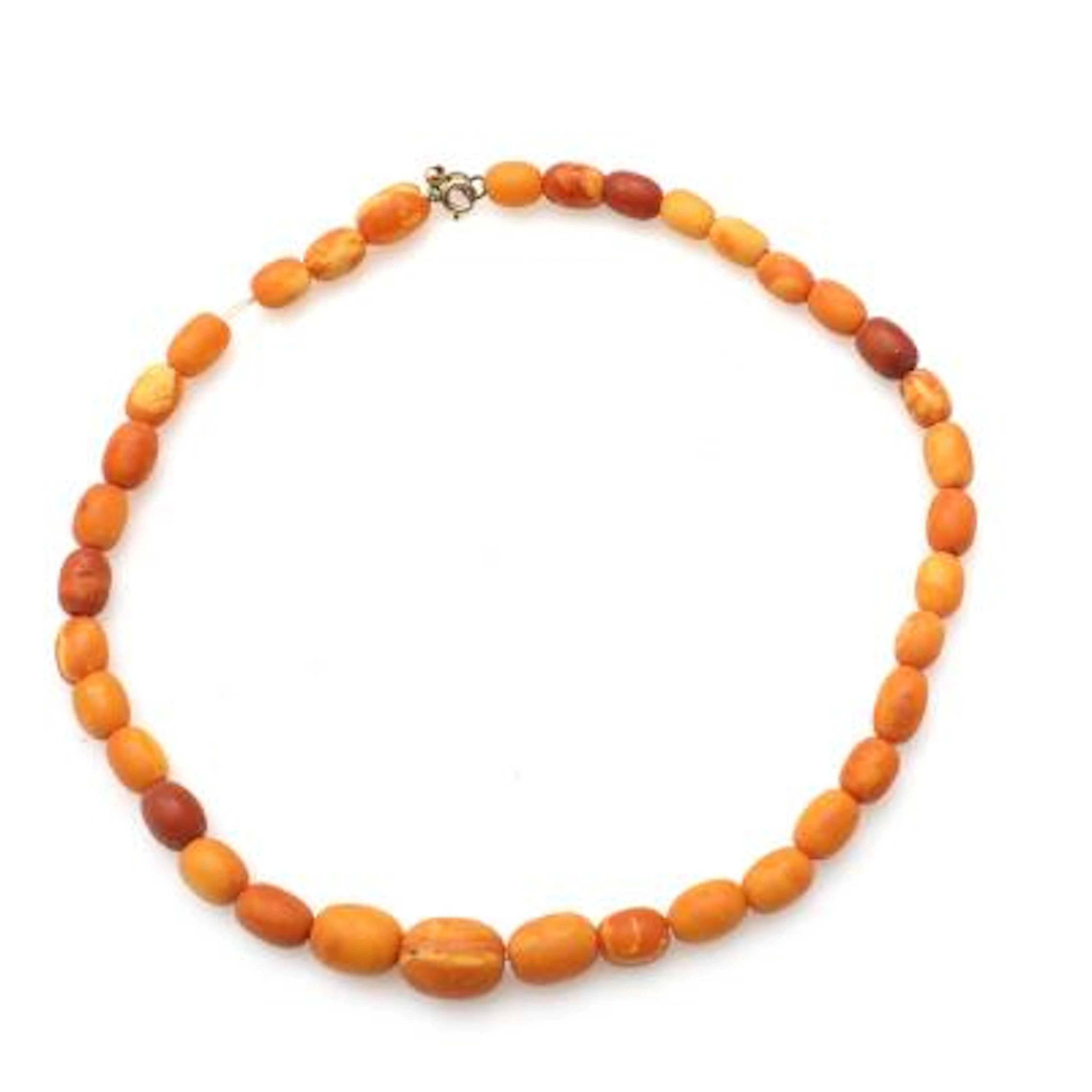 An amber necklace with olive-shaped beads of amber. L. 42 cm. – Bruun