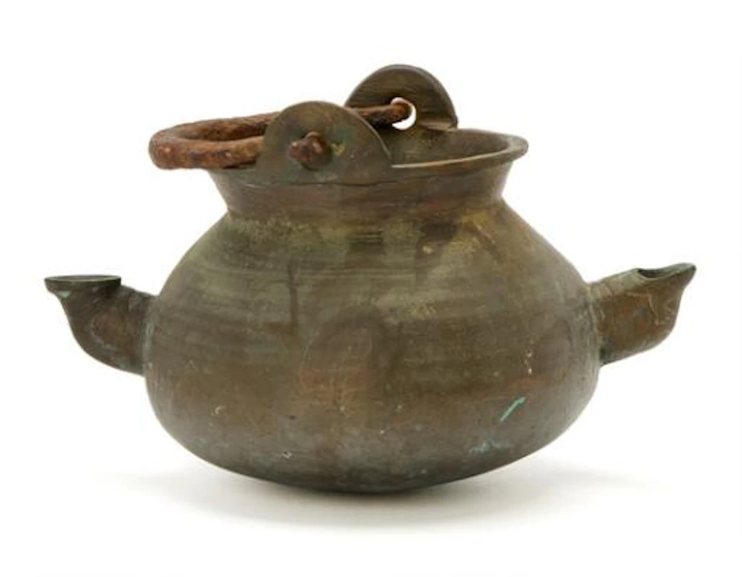 Ore lavabo converted into a ewer. Holland, 16th century. H. 13 cm.
