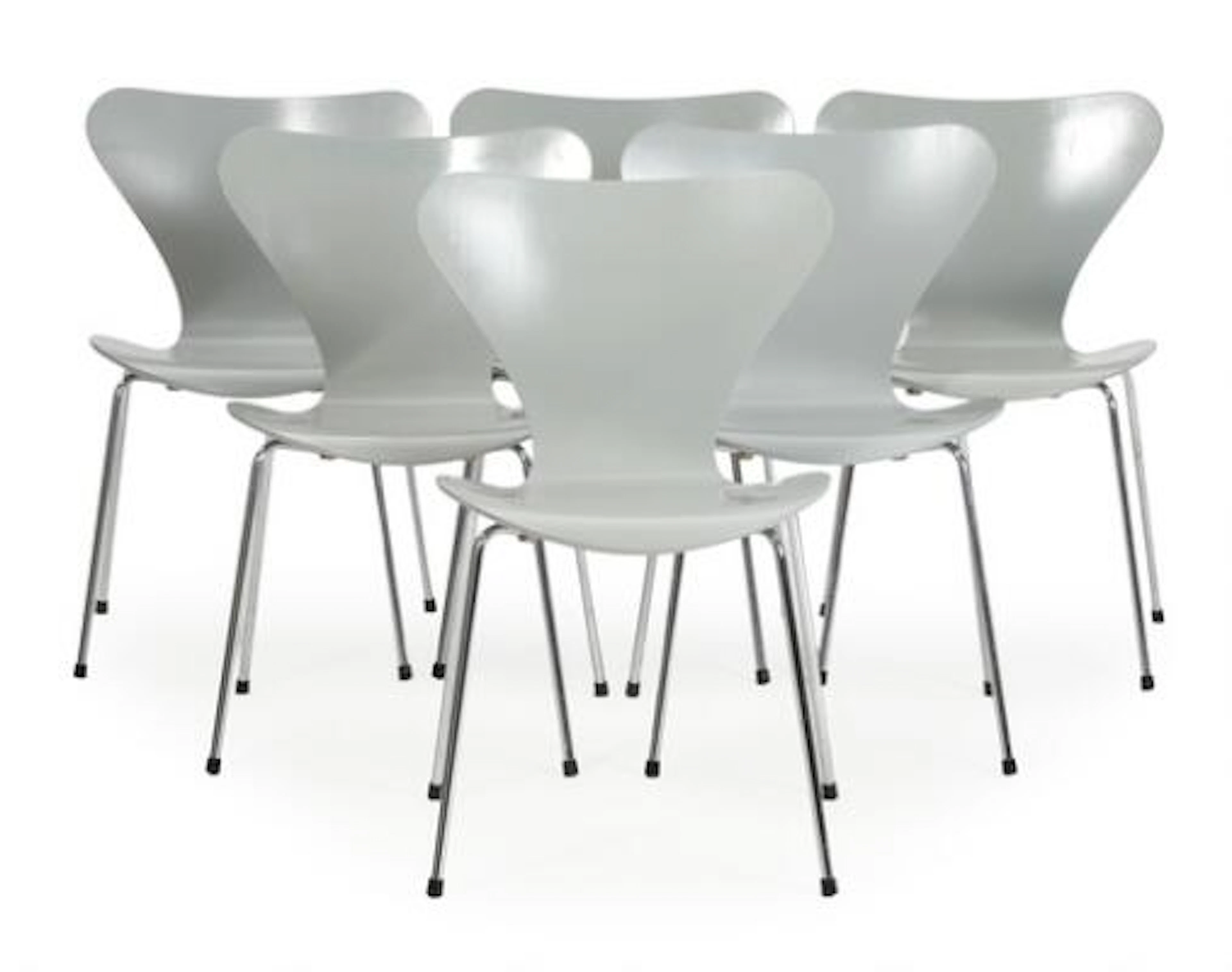 Arne Jacobsen: "Seven Chair". A set of six chairs with grey lacquered