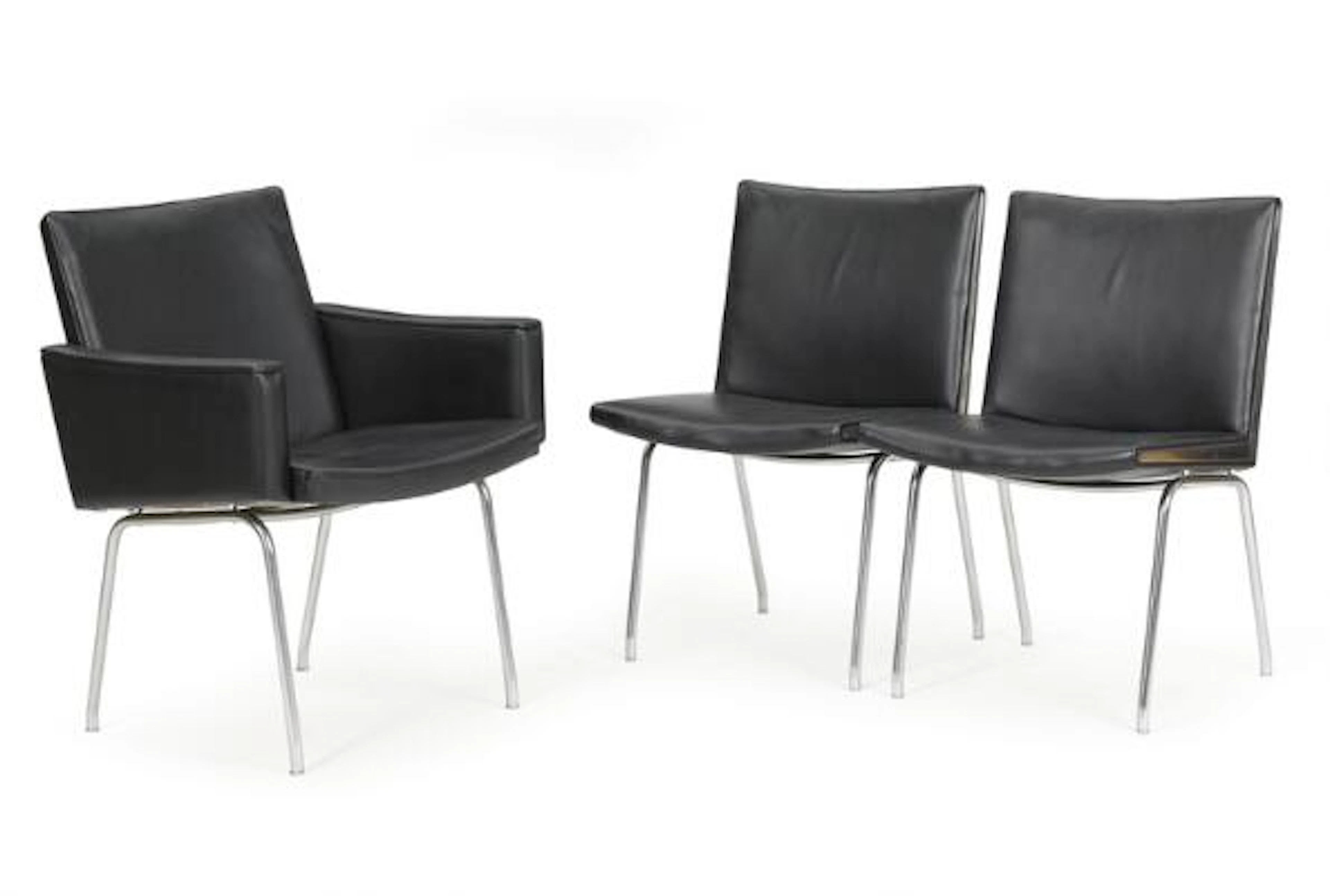 Hans J. Wegner: "Airport chair". A pair of chairs and an armchair