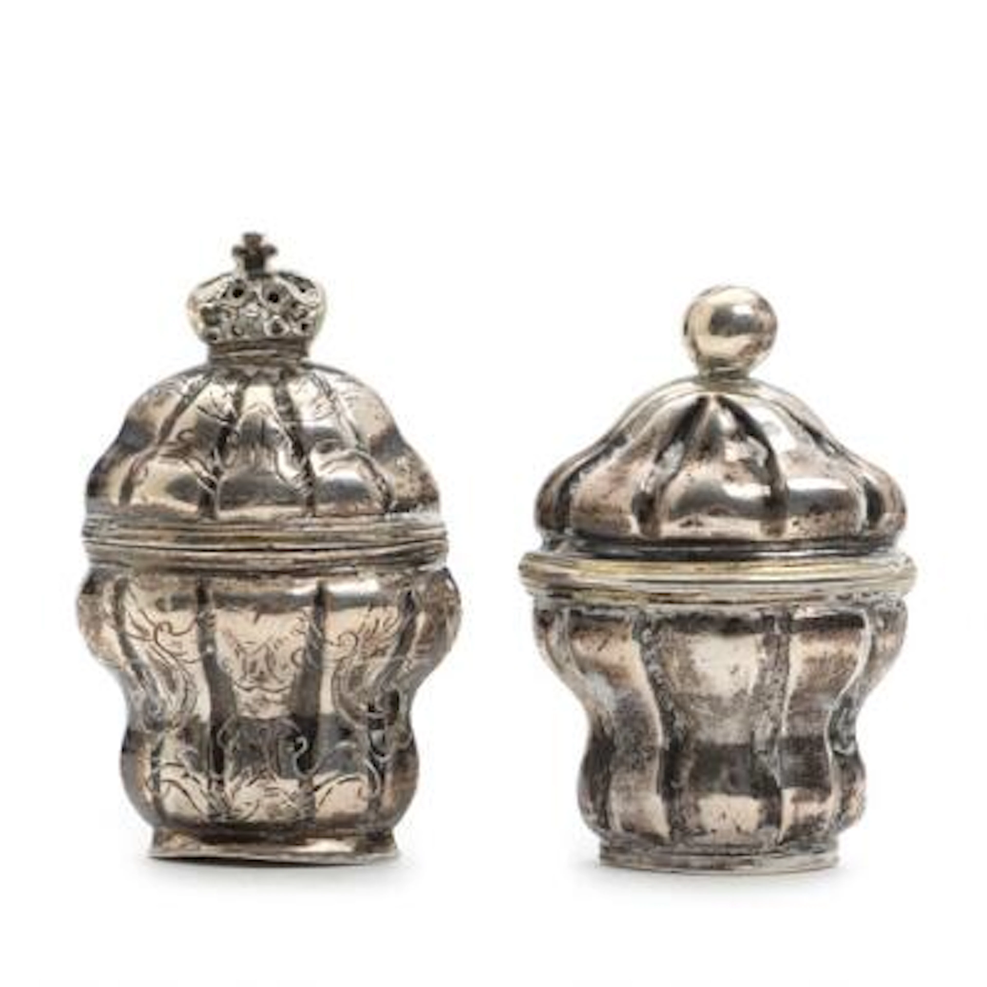 Two silver vinaigrettes. 18th–19th century. H. 6–6.5 cm. (2) – Bruun