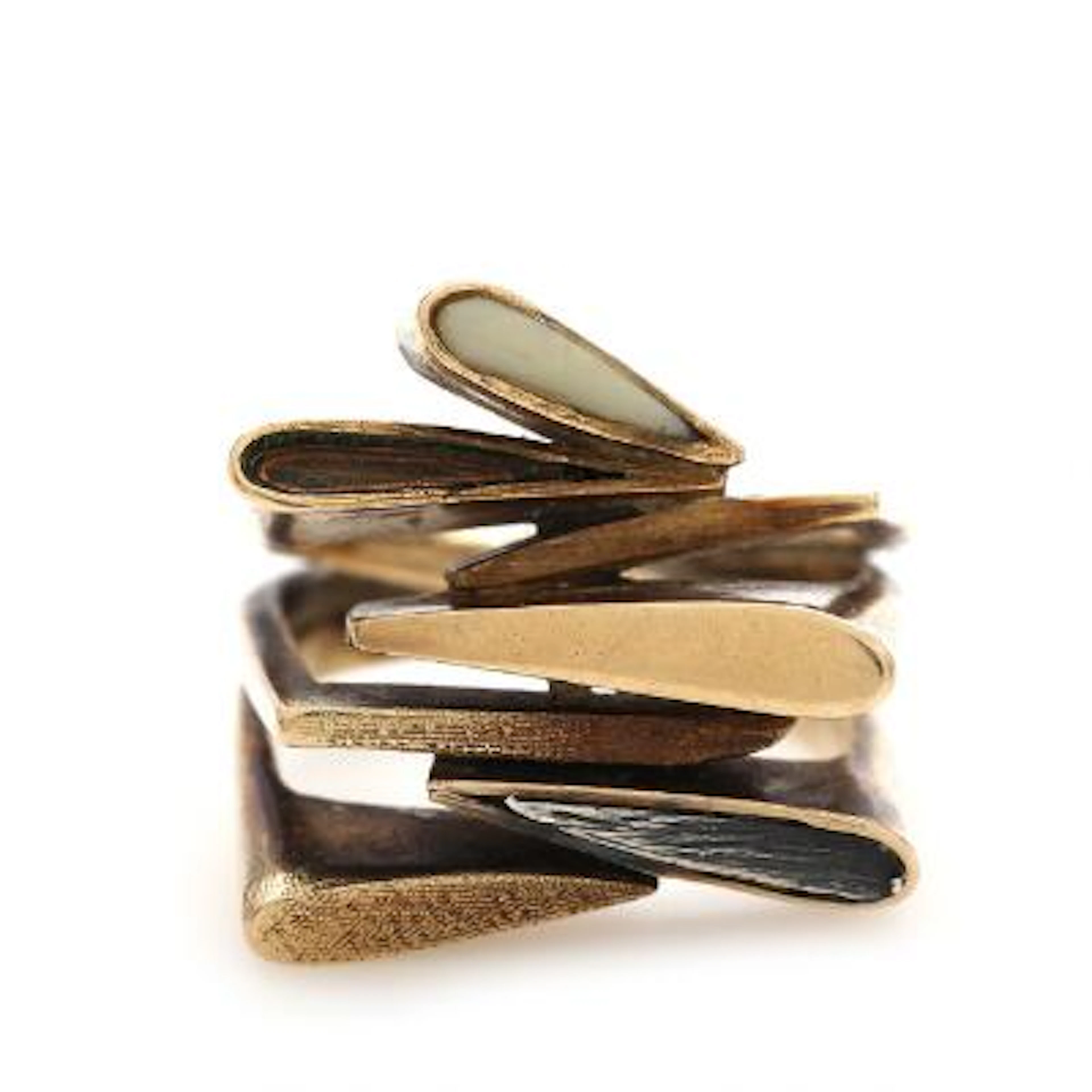 Anette Kræn: Ring of 14k gold adorned with inlay of sterling silver