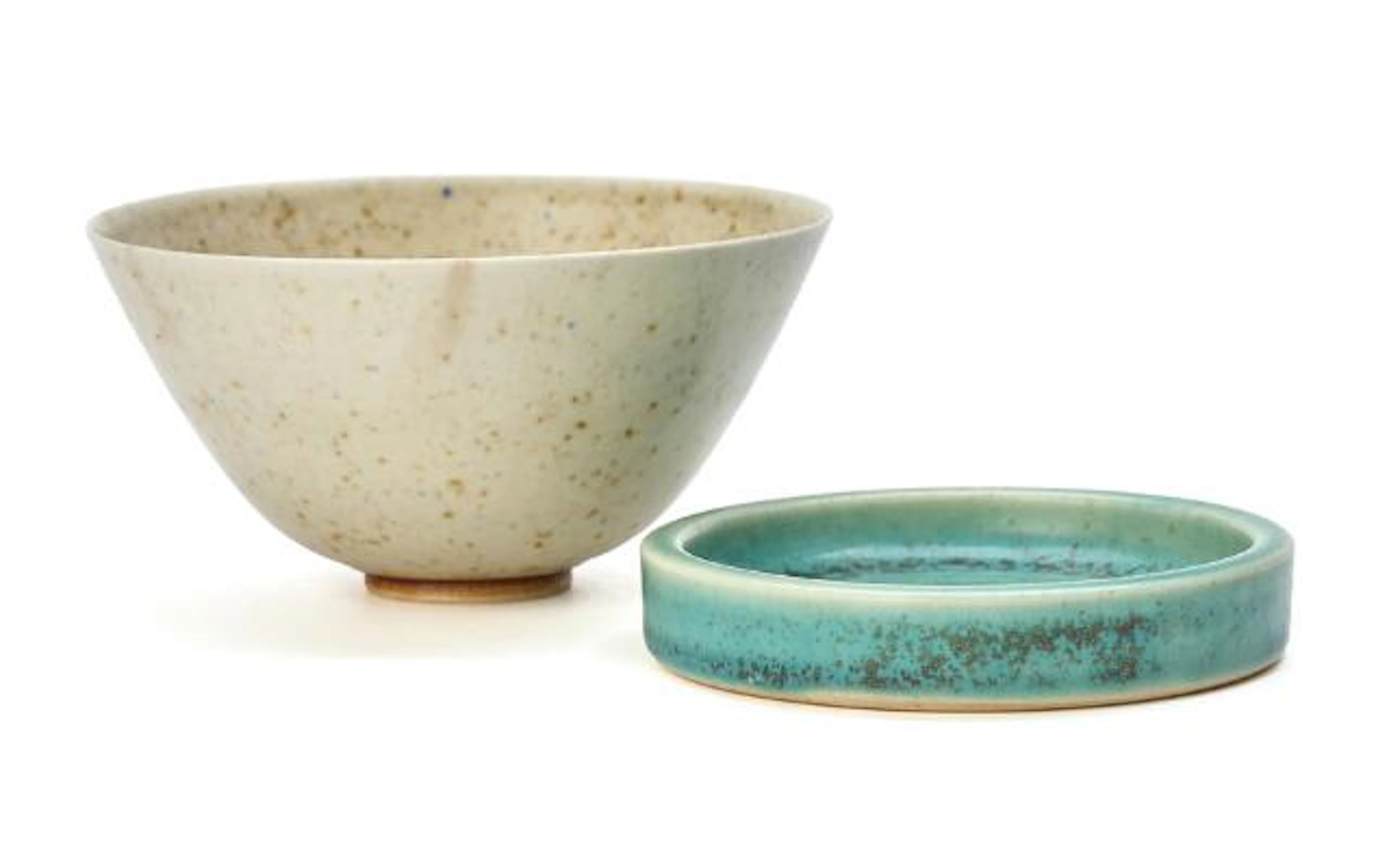 Saxbo: A stoneware bowl and a small dish. Decorated with light grey