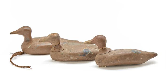 Unknown artist: Three carved and painted wooden decoys. L. 41-42 cm.