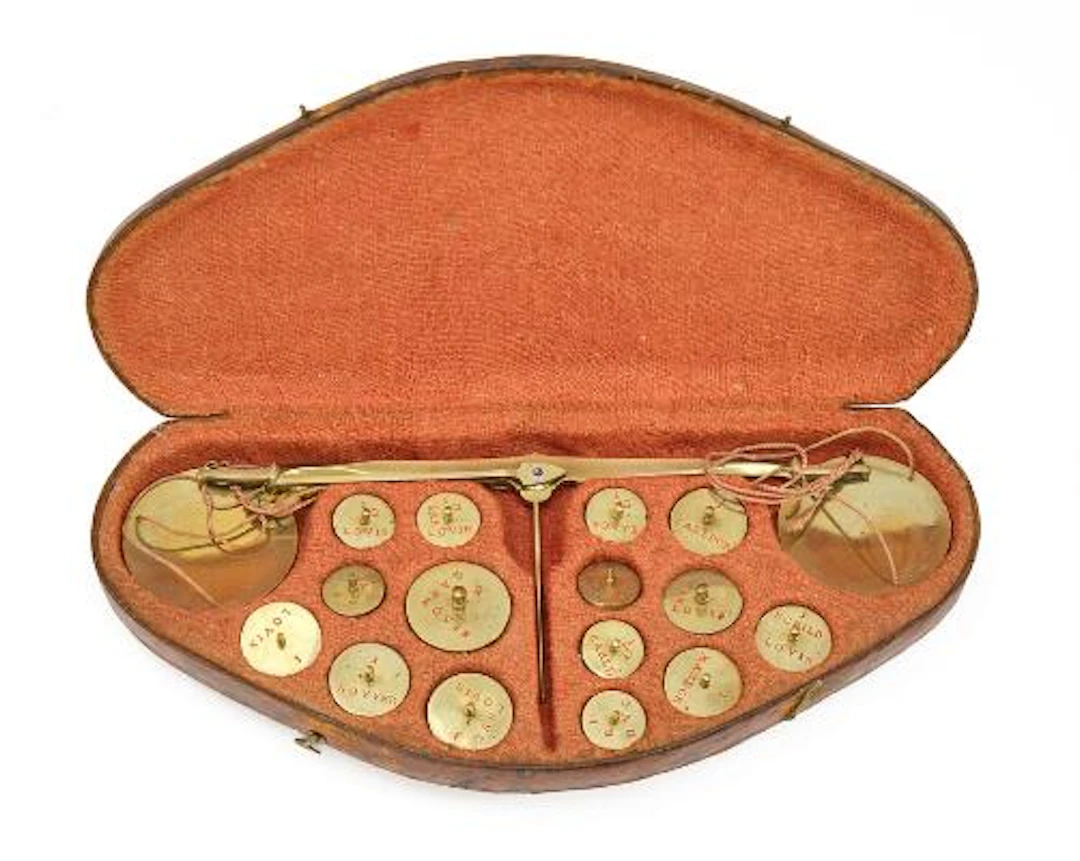 French gold coin weight in case. First half of 19th century. L. 22