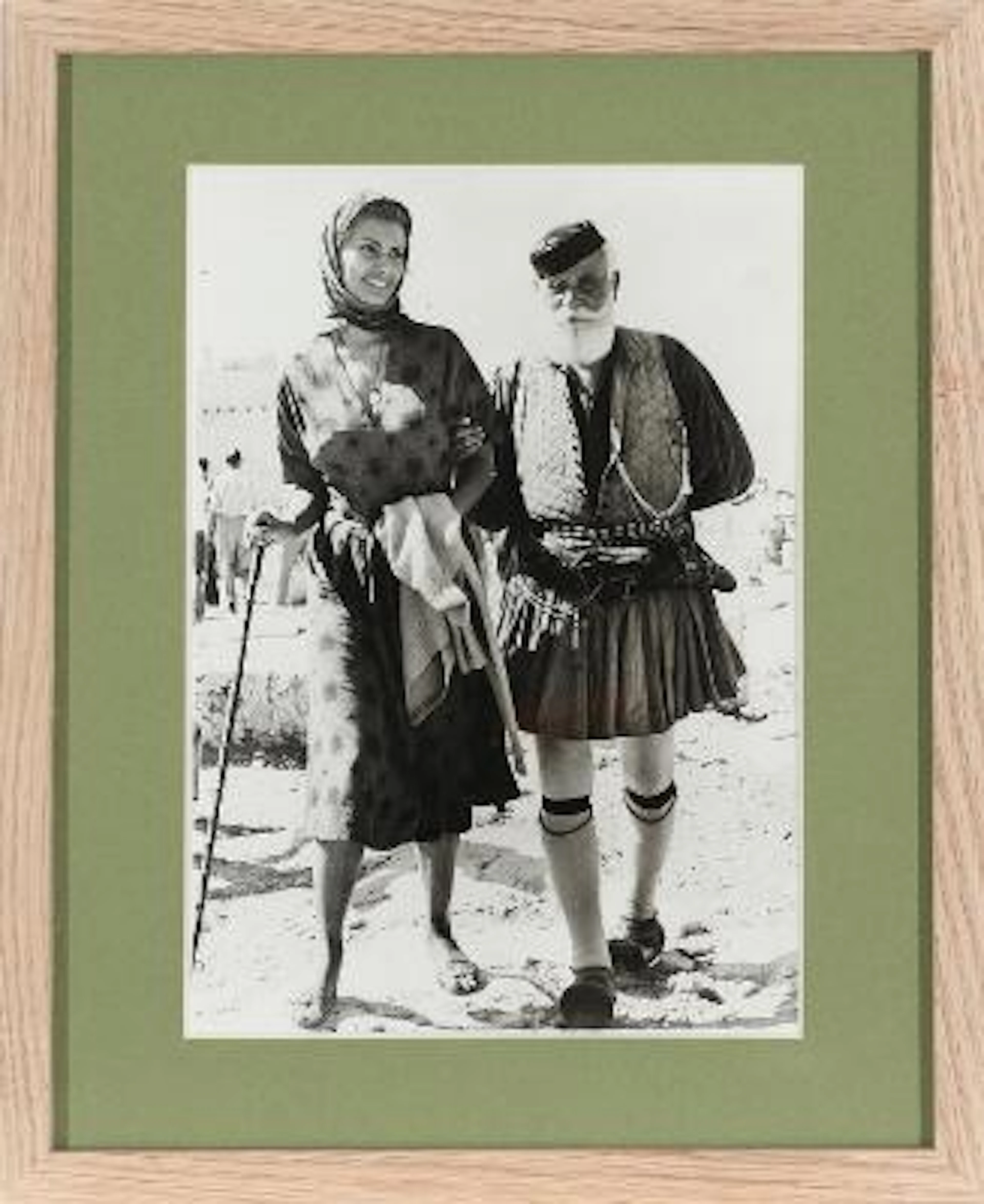 Original black-and-white press photograph of Italian actress Sophia