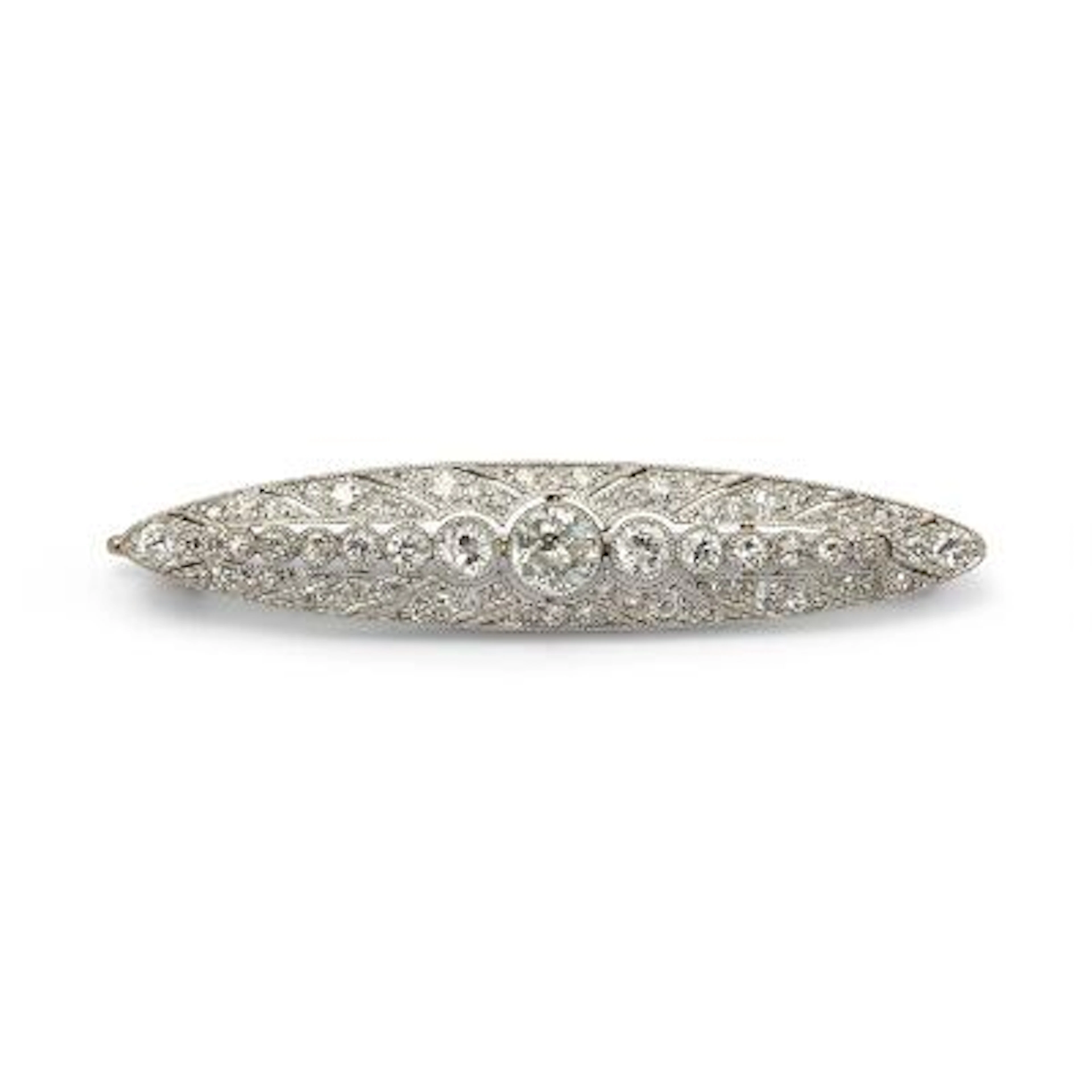 Diamond brooch set with numerous diamonds, mounted in platinum. L.