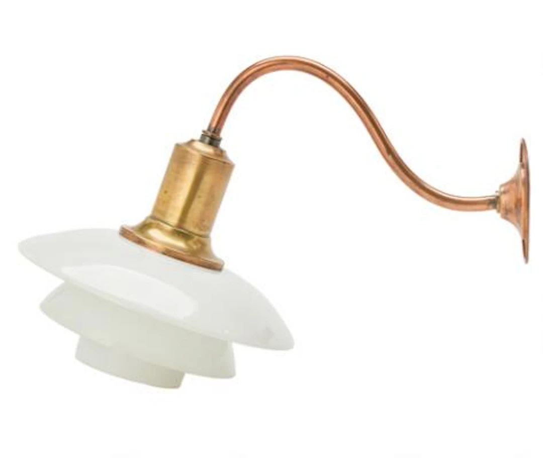 Poul Henningsen: "PH 2/2". Copper covered brass wall lamp with one-layer