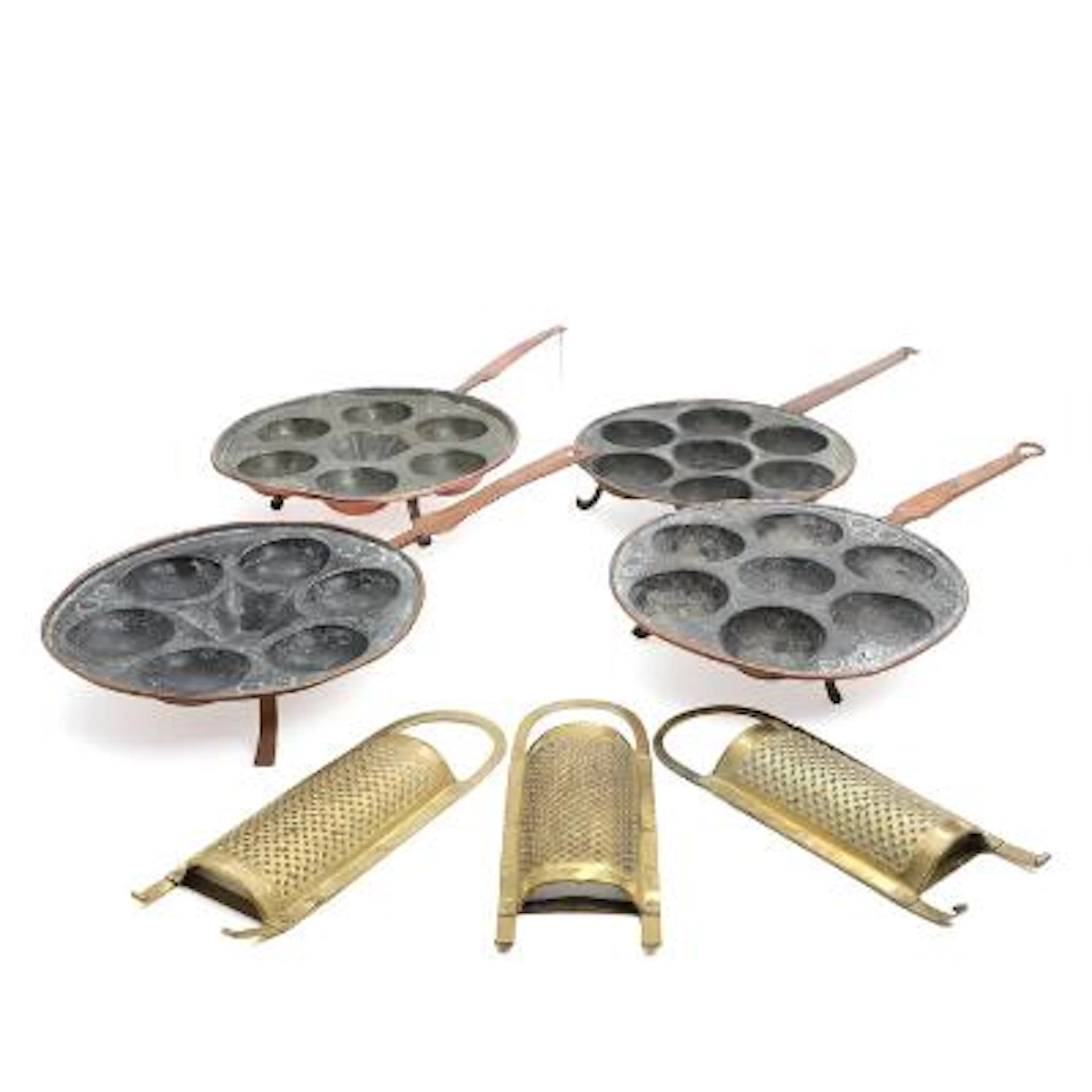 Four copper pans and three brass graters. 19th century. Pans L. 59–63