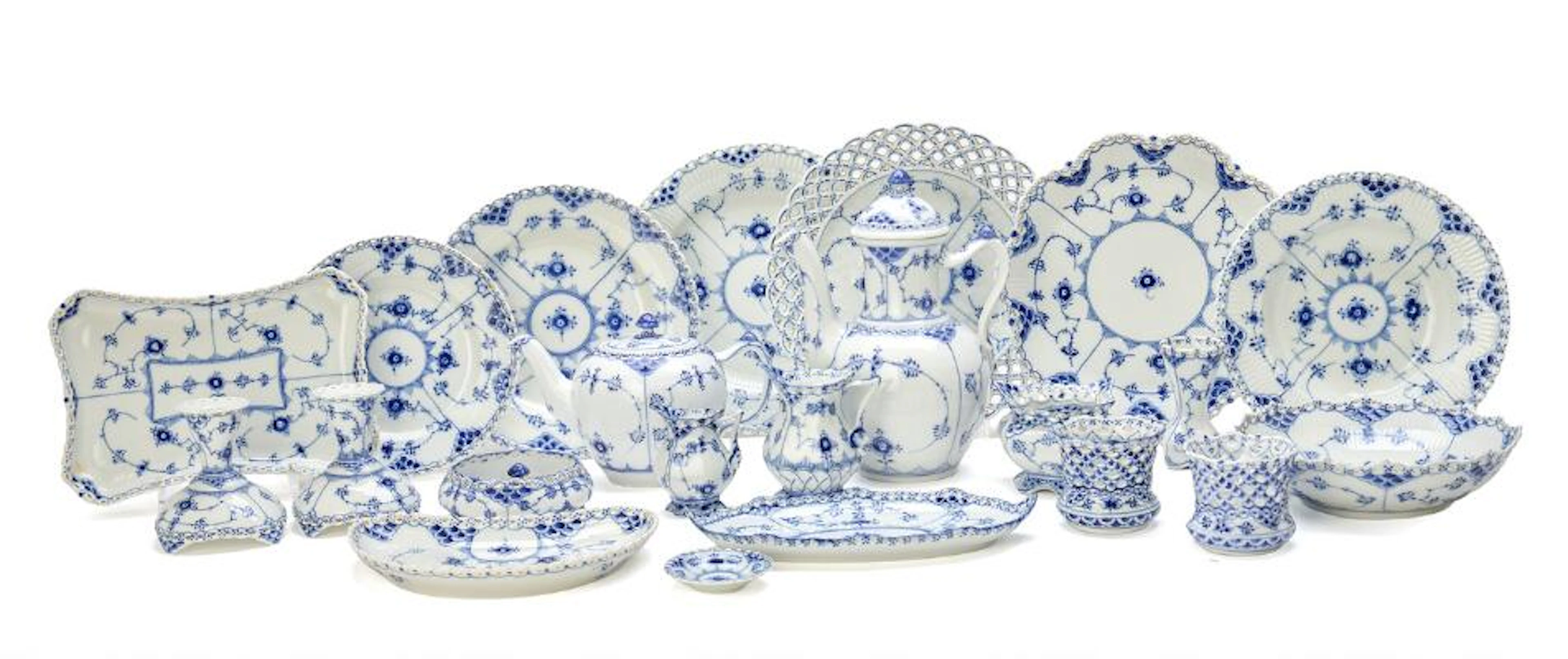 "Blue Fluted full lace" dinner service a.m. of porcelain, decorated