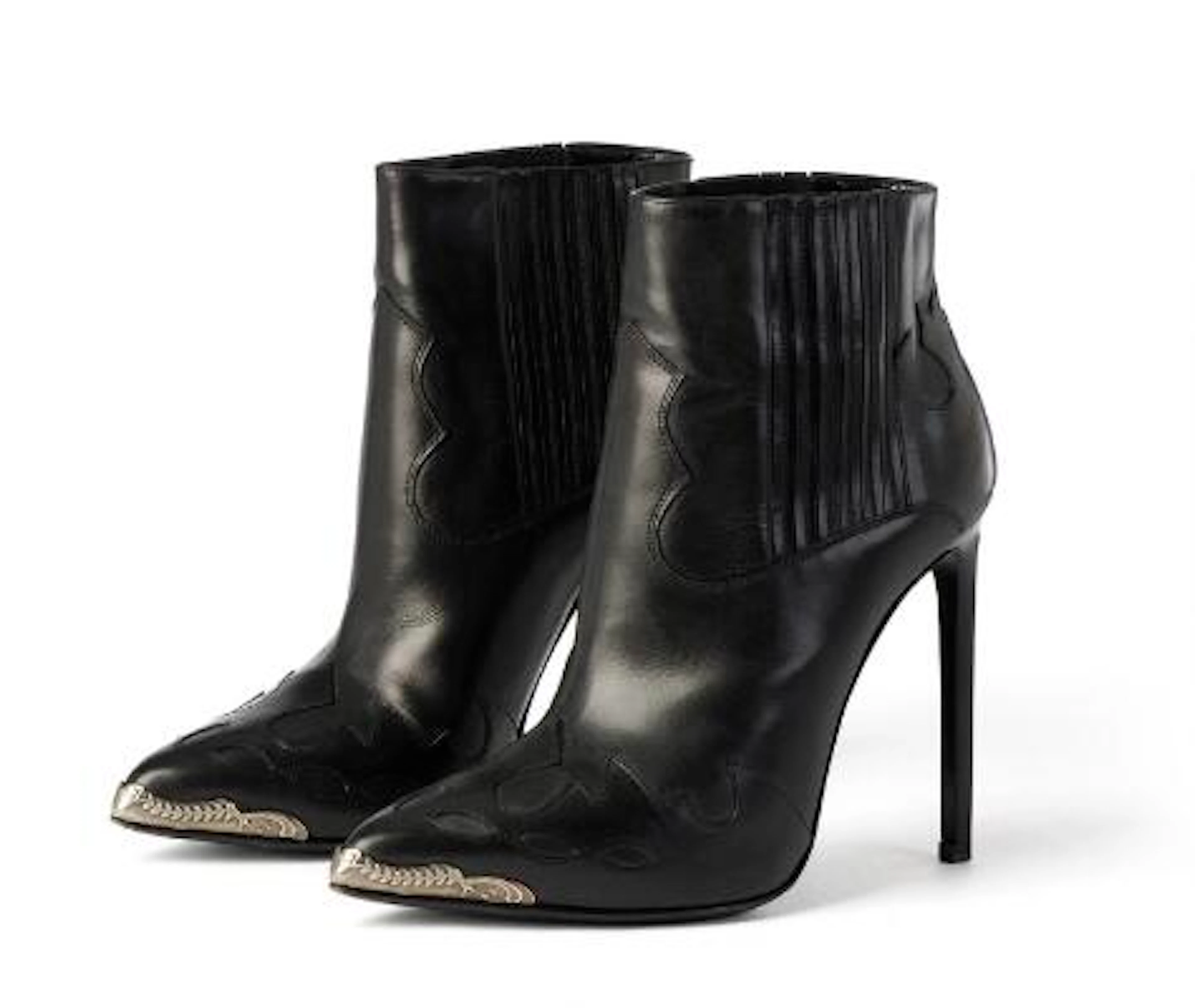 Yves Saint Laurent: A pair of black boots of leather with pointed