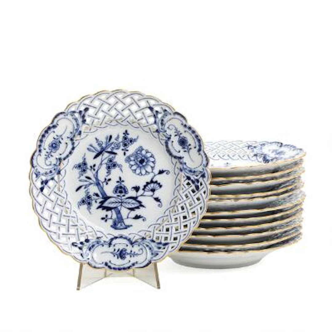 "Zwiebelmuster". A set of twelve fruit plates in porcelain with pierced