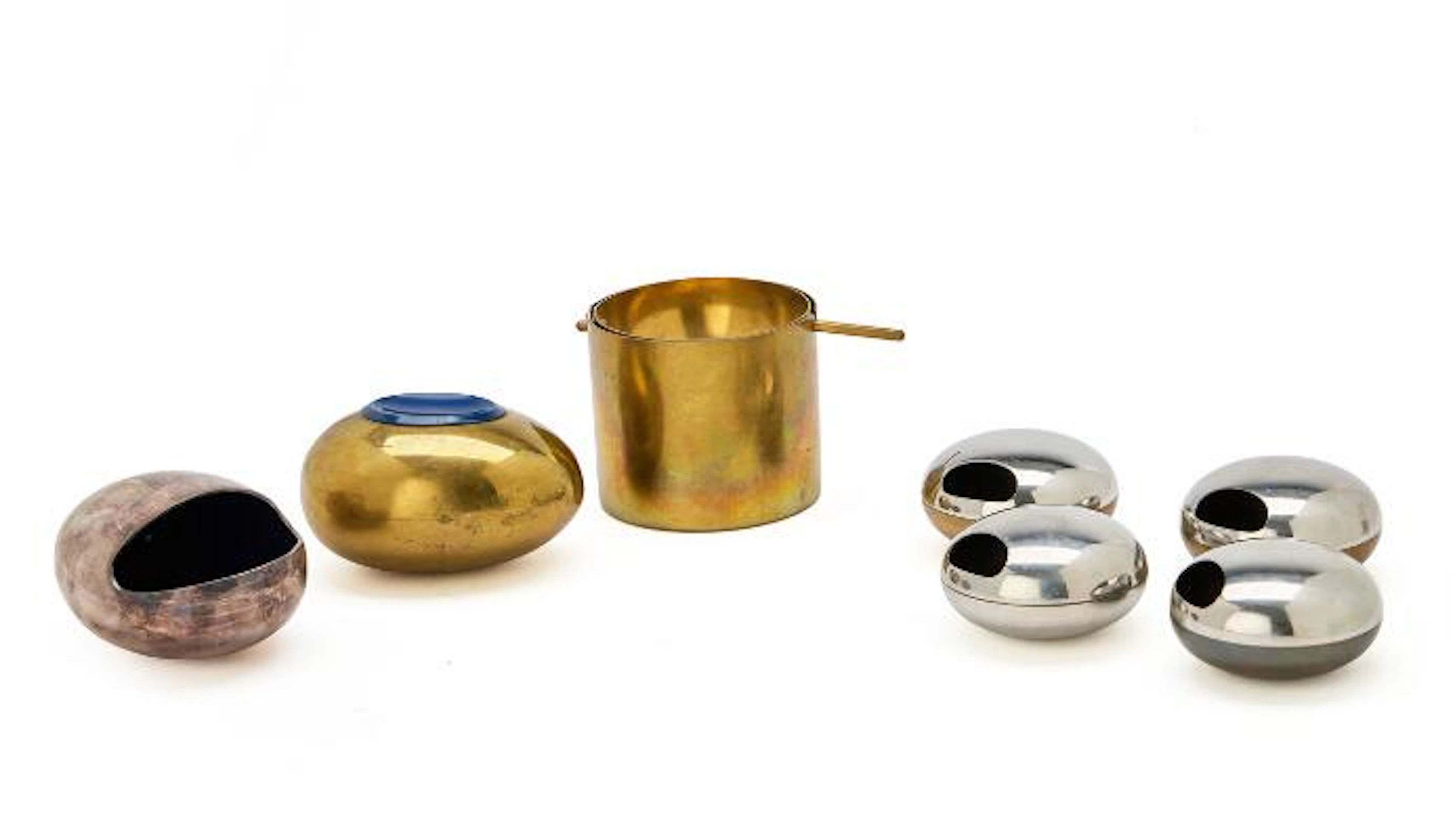 Arne Jacobsen, Cohr, Arne Petersen: Two ashtrays, four combined ashtrays/bottle