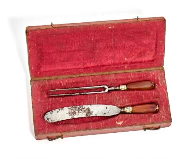 Baroque-form travelling cutlery in gold, carnelian, enamel and iron.