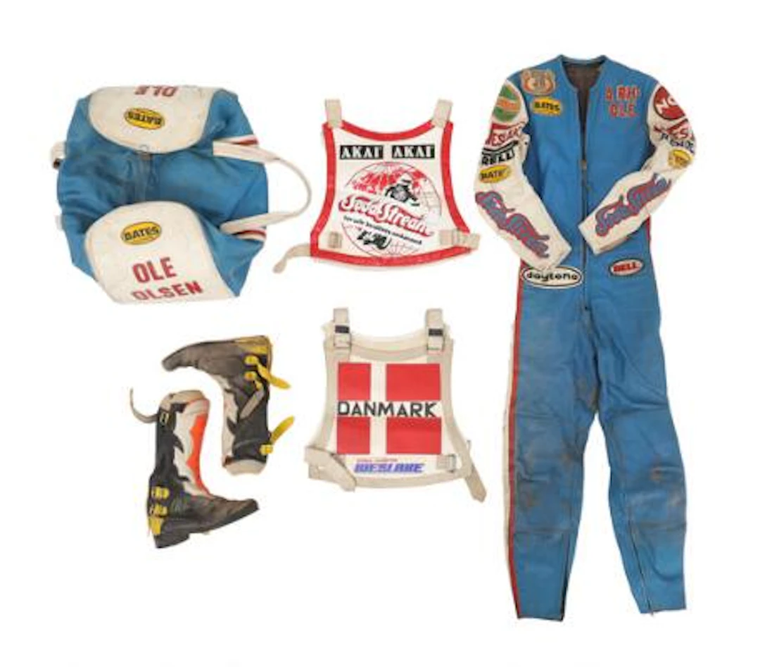 A complete Ole Olsen multi-coloured speedway leather suit. (6) – Bruun