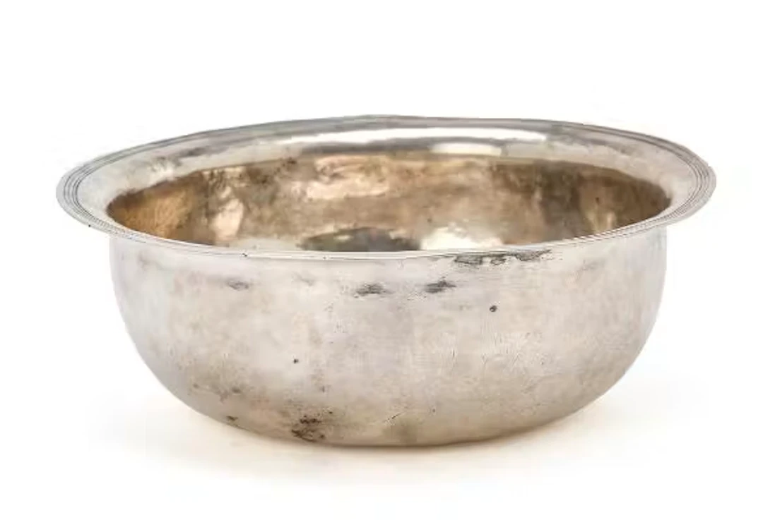 European Baroque silver chamber pot. First half-18th centuryt. Weight