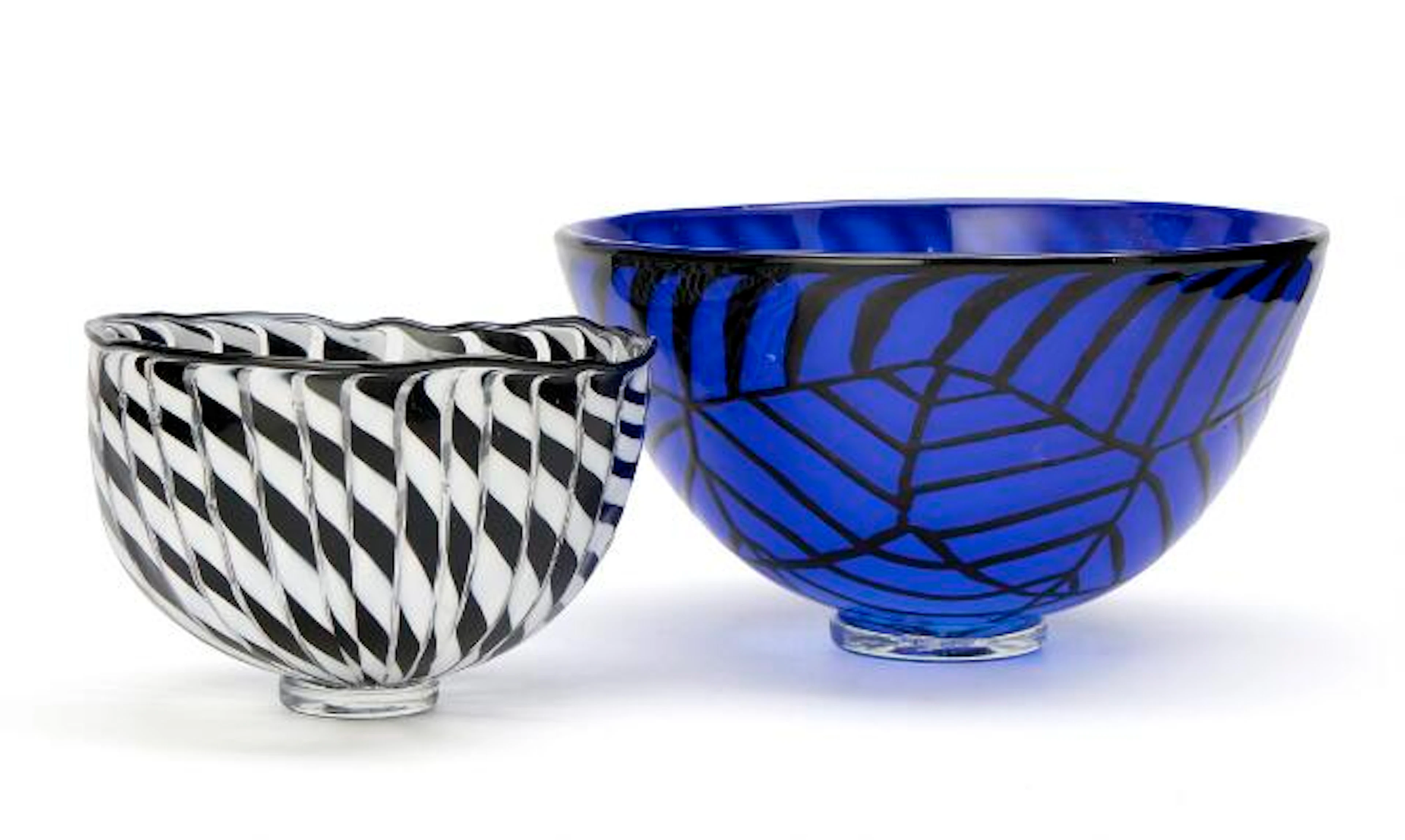 Anja Kjær, Darryle Hinz: Two resp. blue, white and black glass bowls.