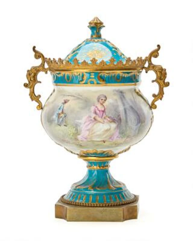 Potpourri jar in porcelain, decorated in Sèvres manner, with gilt-bronze