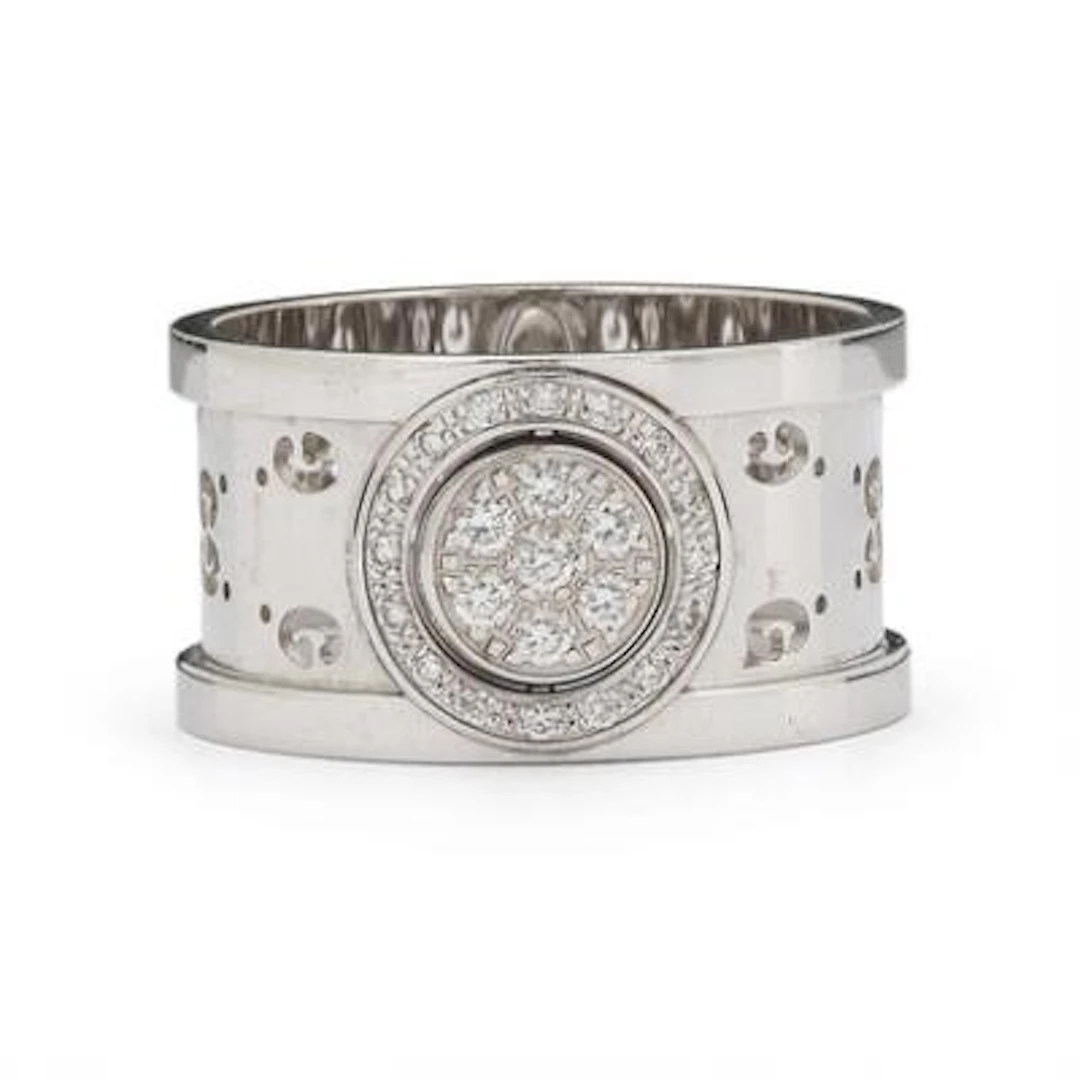 Gucci: An "Icon Twirl" diamond ring set with brilliant-cut diamonds