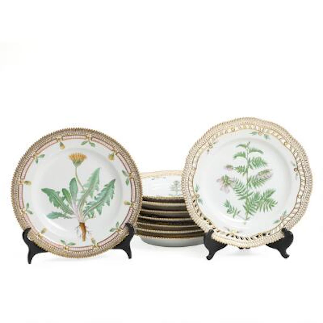 "Flora Danica". Nine dinner plates of porcelain, the eight with pierced