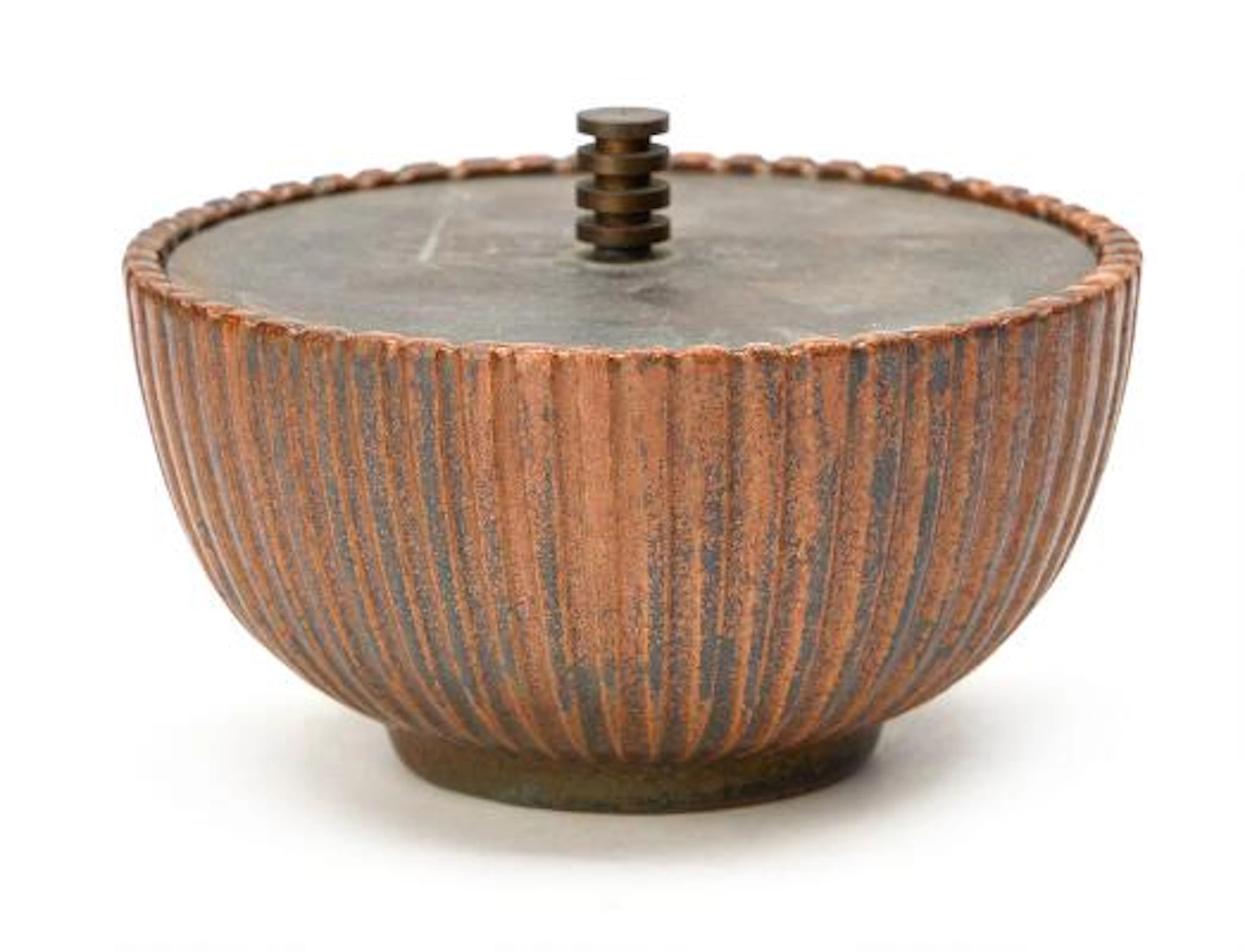 Arne Bang: A round stoneware lid bowl with incised fluted decor. Decorated
