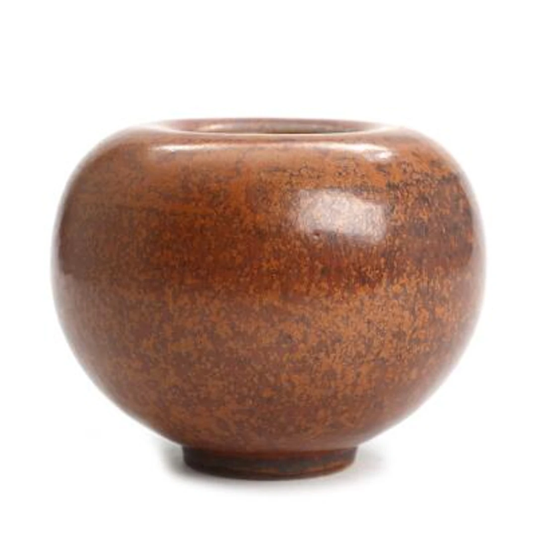 Eva Stæhr-Nielsen: A round stoneware vase decorated with red brownish