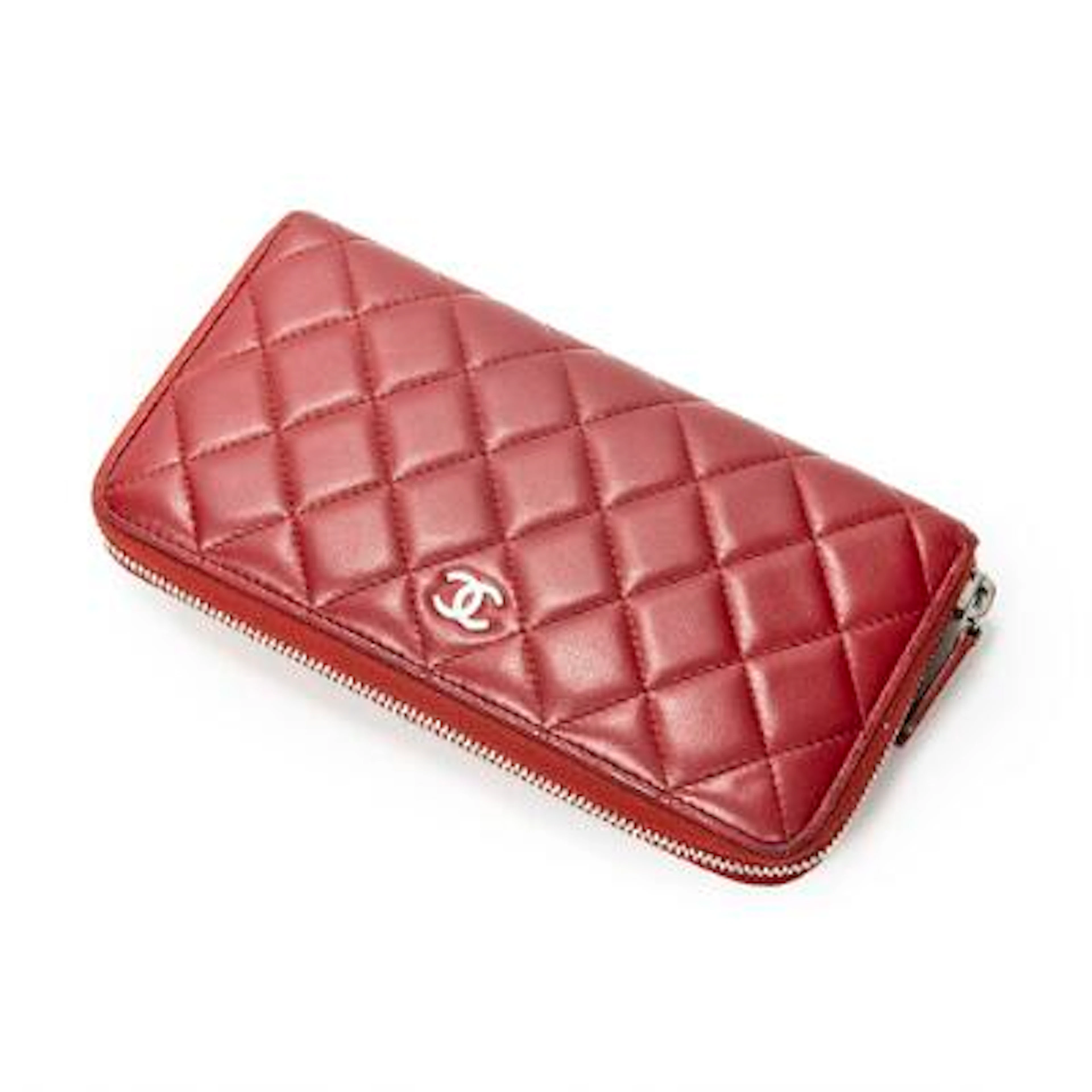 Chanel: "Classic Zip Around" wallet in red quilted leather with silver-tone