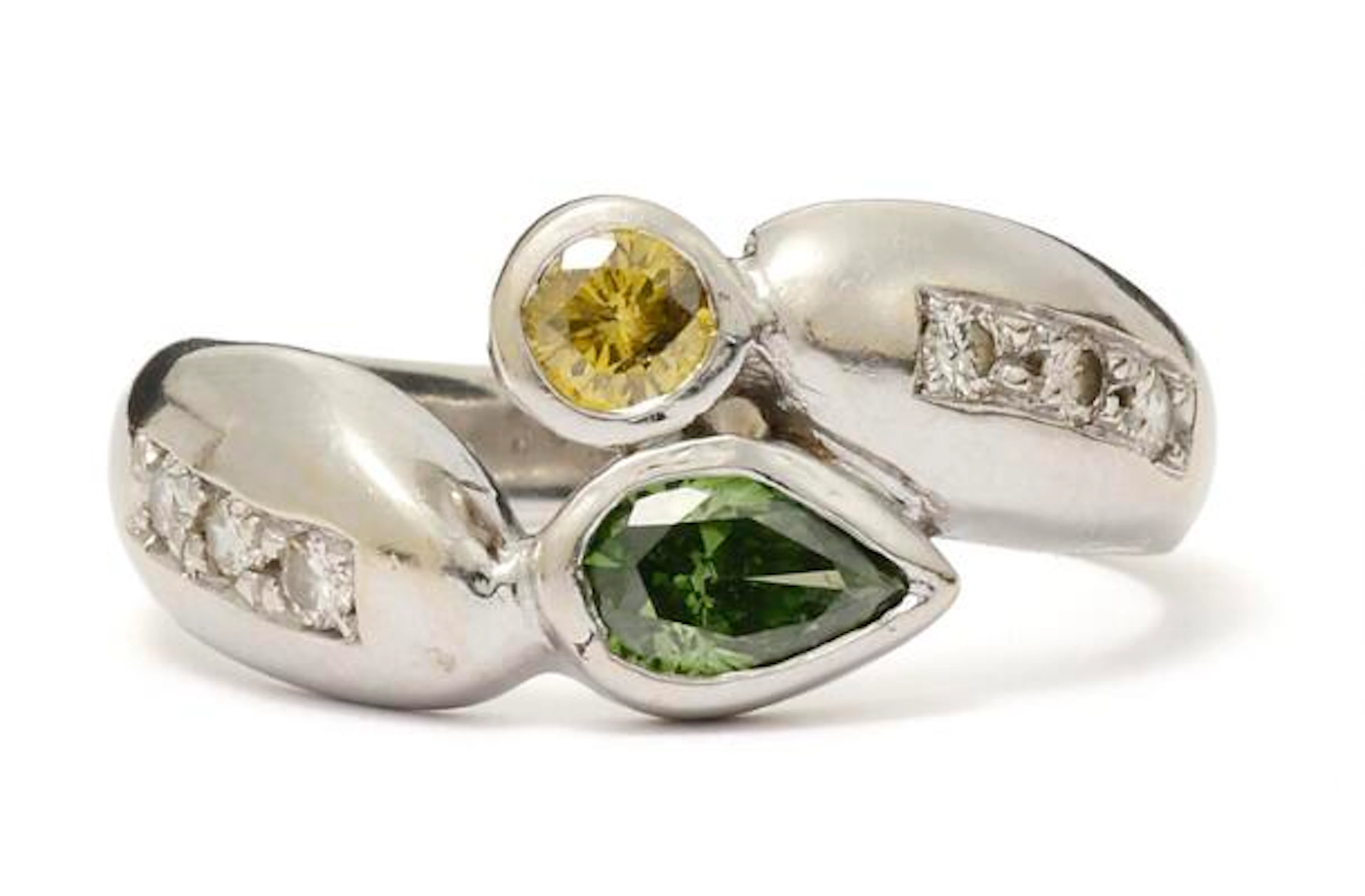 A diamond ring set with two coloured diamonds and brilliant-cut diamonds
