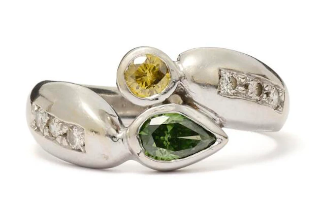 A diamond ring set with two coloured diamonds and brilliant-cut diamonds