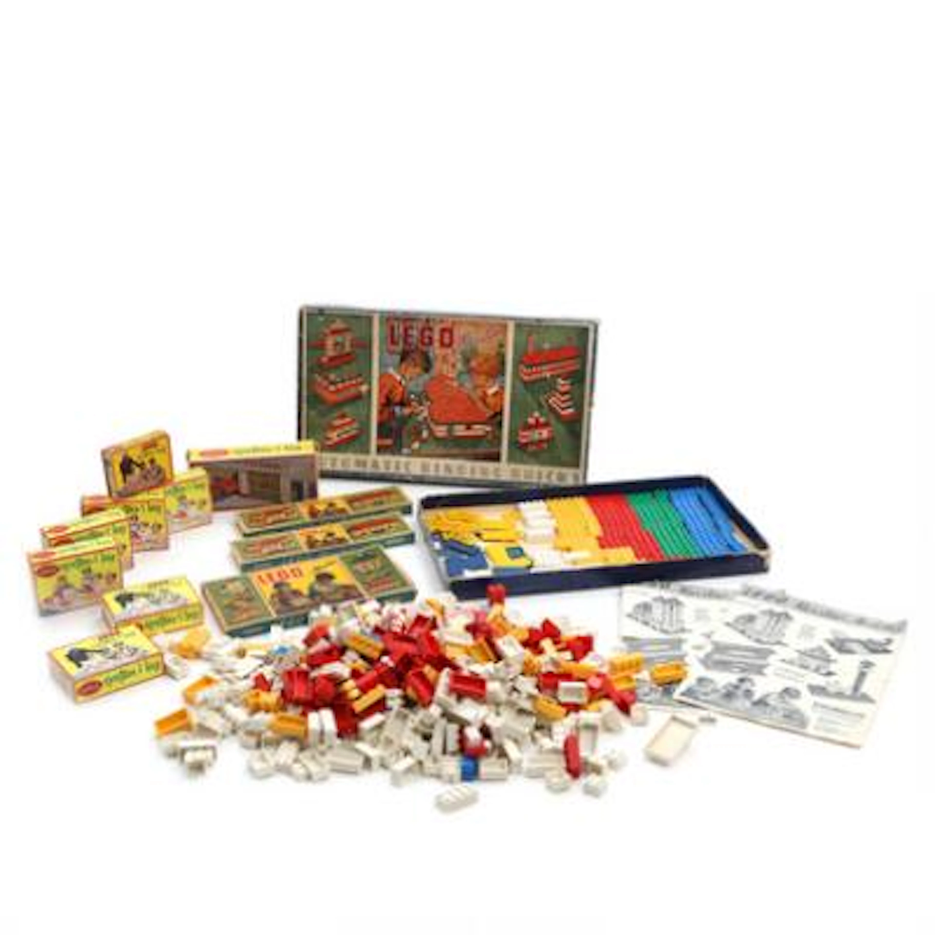 "LEGO mursten". A collection of building sets and app. 475 loose plastic