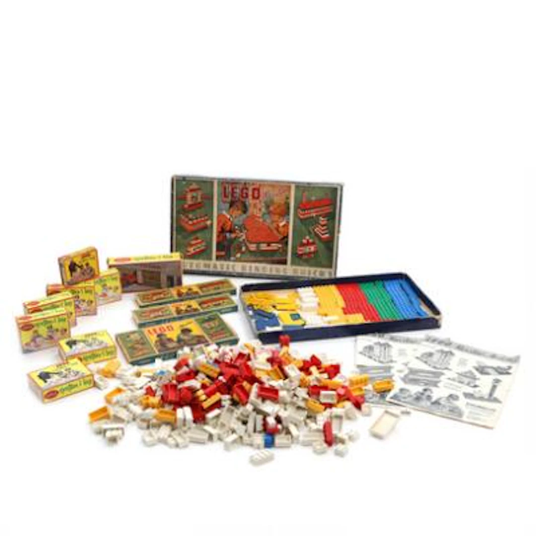"LEGO mursten". A collection of building sets and app. 475 loose plastic
